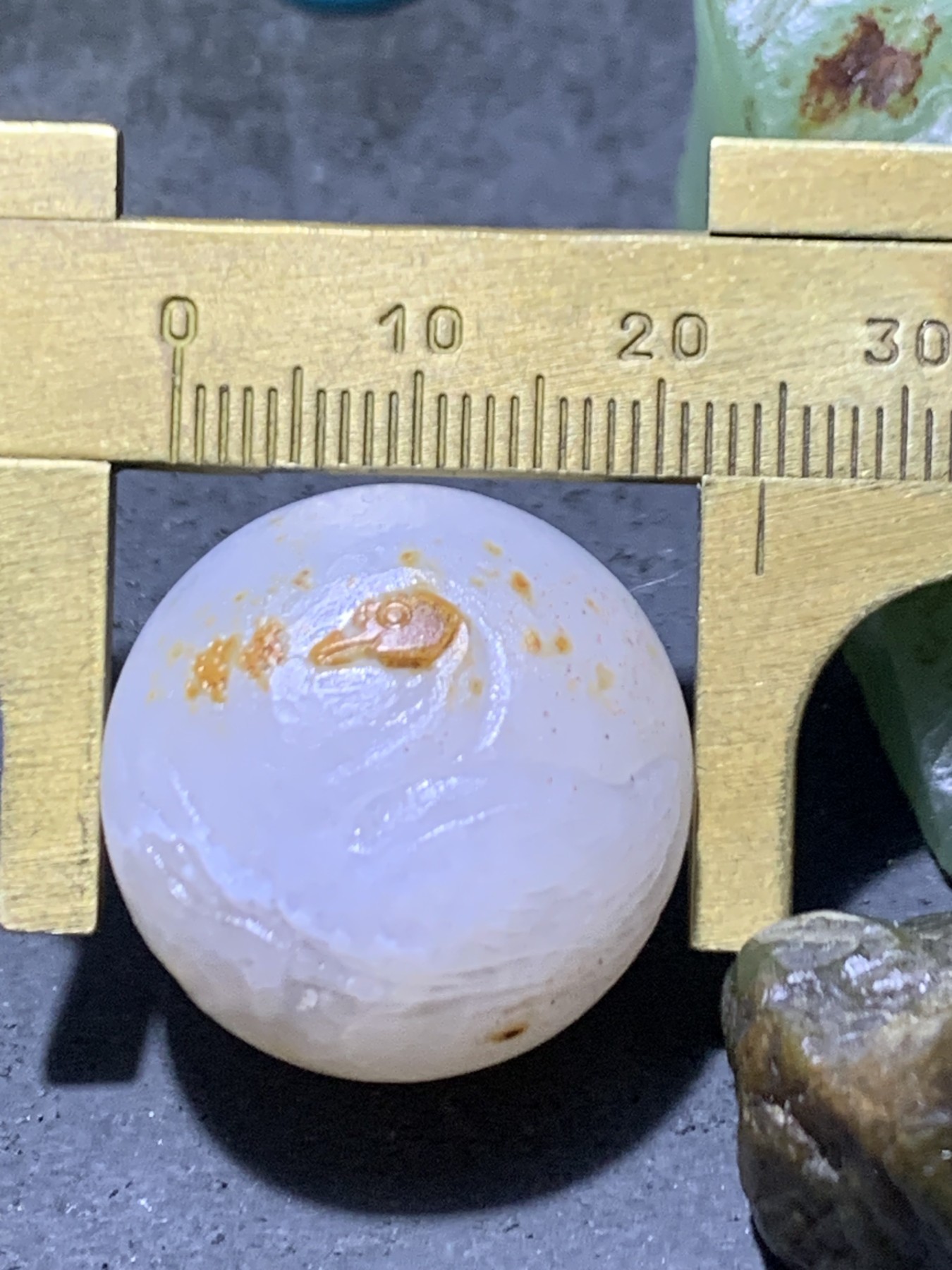 精美冰飘亚光金沙料战国红玛瑙手工俏色巧雕天鹅珠一个，
