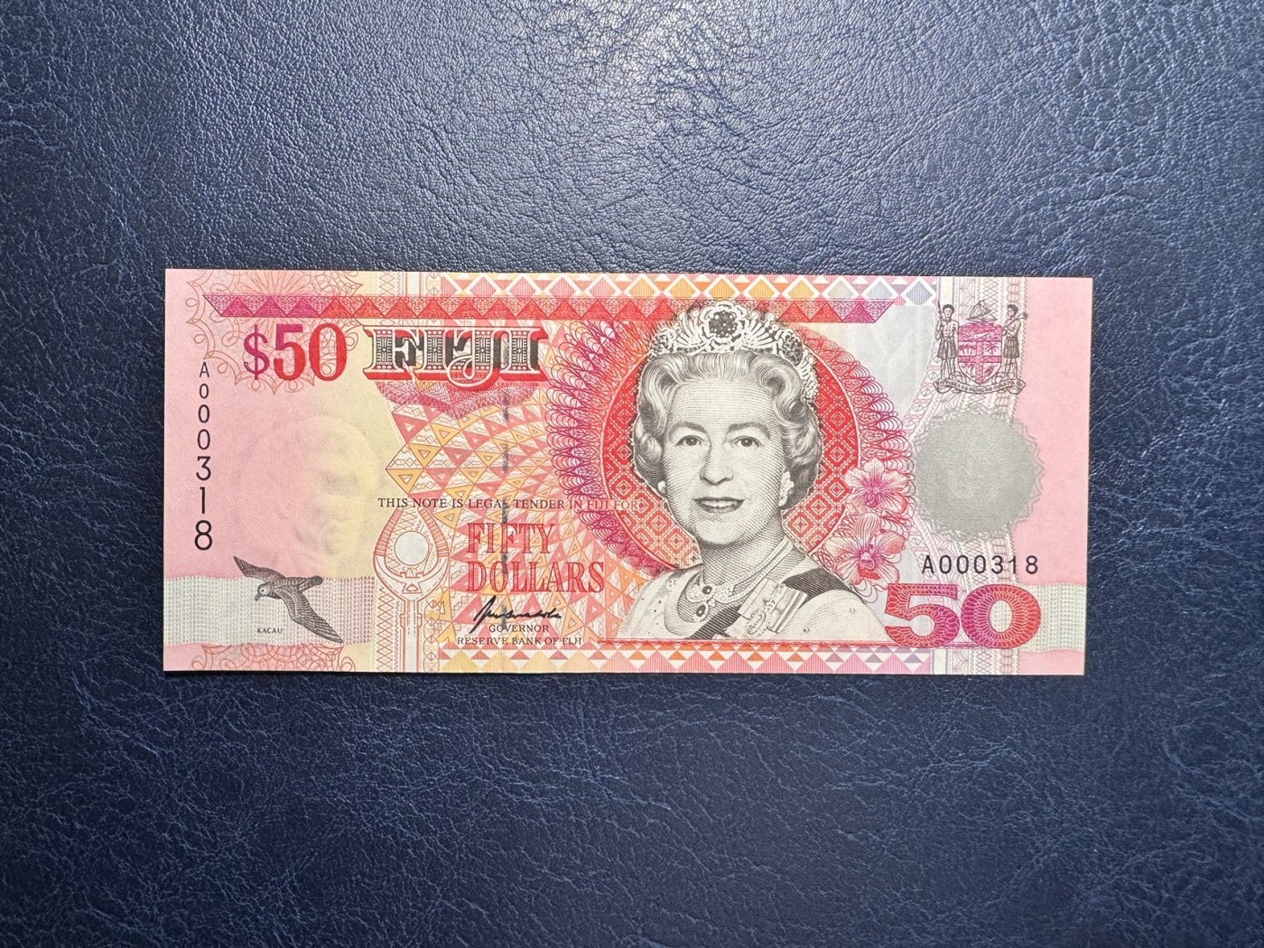 收藏联盟Quantum Auction 第329期拍卖  斐济群岛1996年50元首发A冠百位号 品相全新UNC 号码无47 该版最大面值 初版用色更深