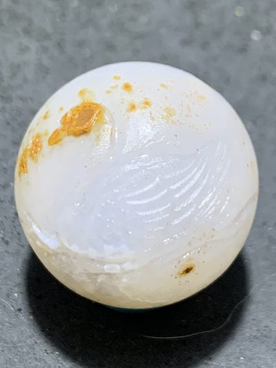 精美冰飘亚光金沙料战国红玛瑙手工俏色巧雕天鹅珠一个， - 精美冰飘亚光金沙料战国红玛瑙手工俏色巧雕天鹅珠一个，