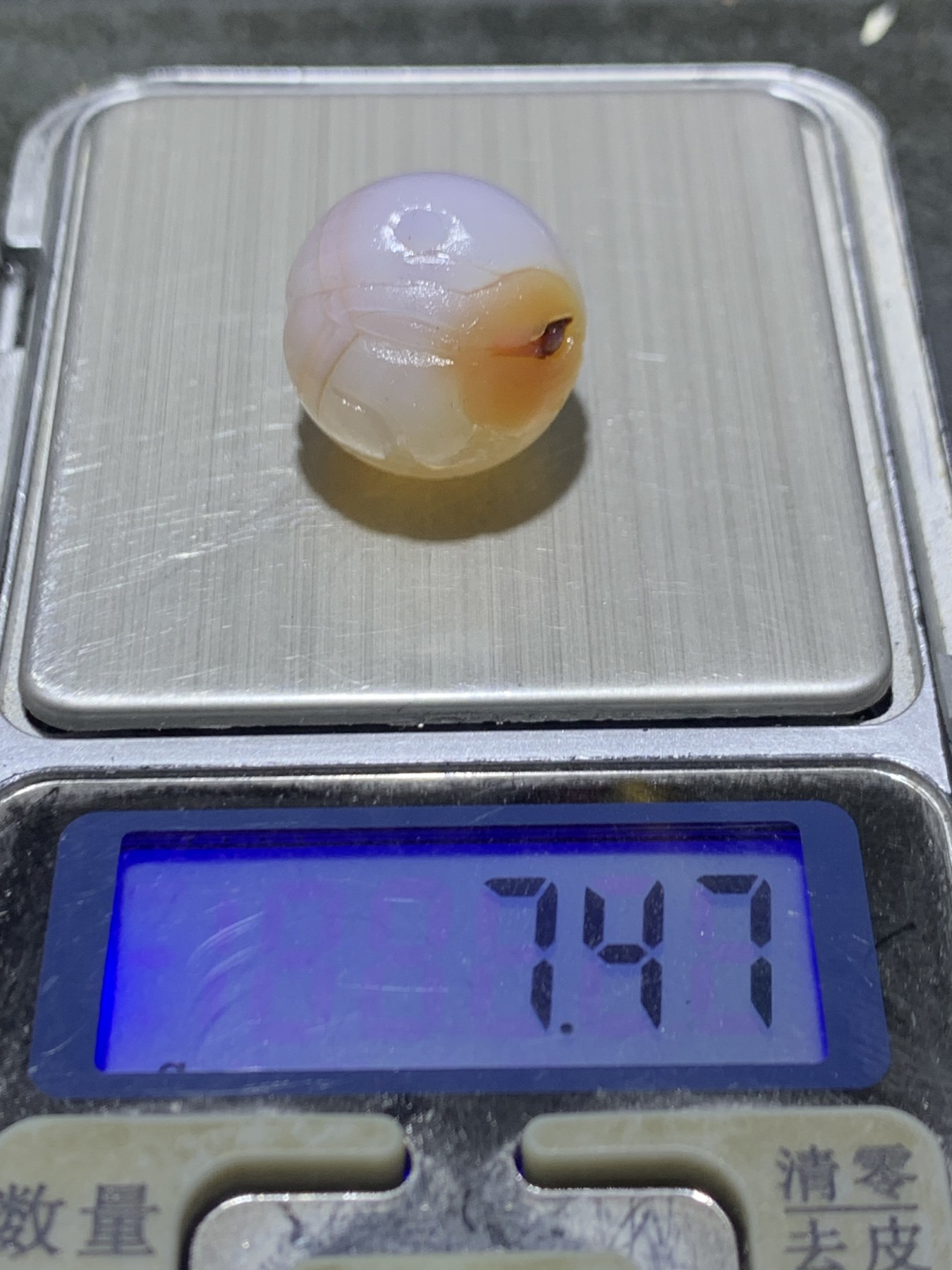 精美高玉化亚光冰粉海洋玉髓手工俏色巧雕玉兔（兔飞猛进）随形圆珠一个！