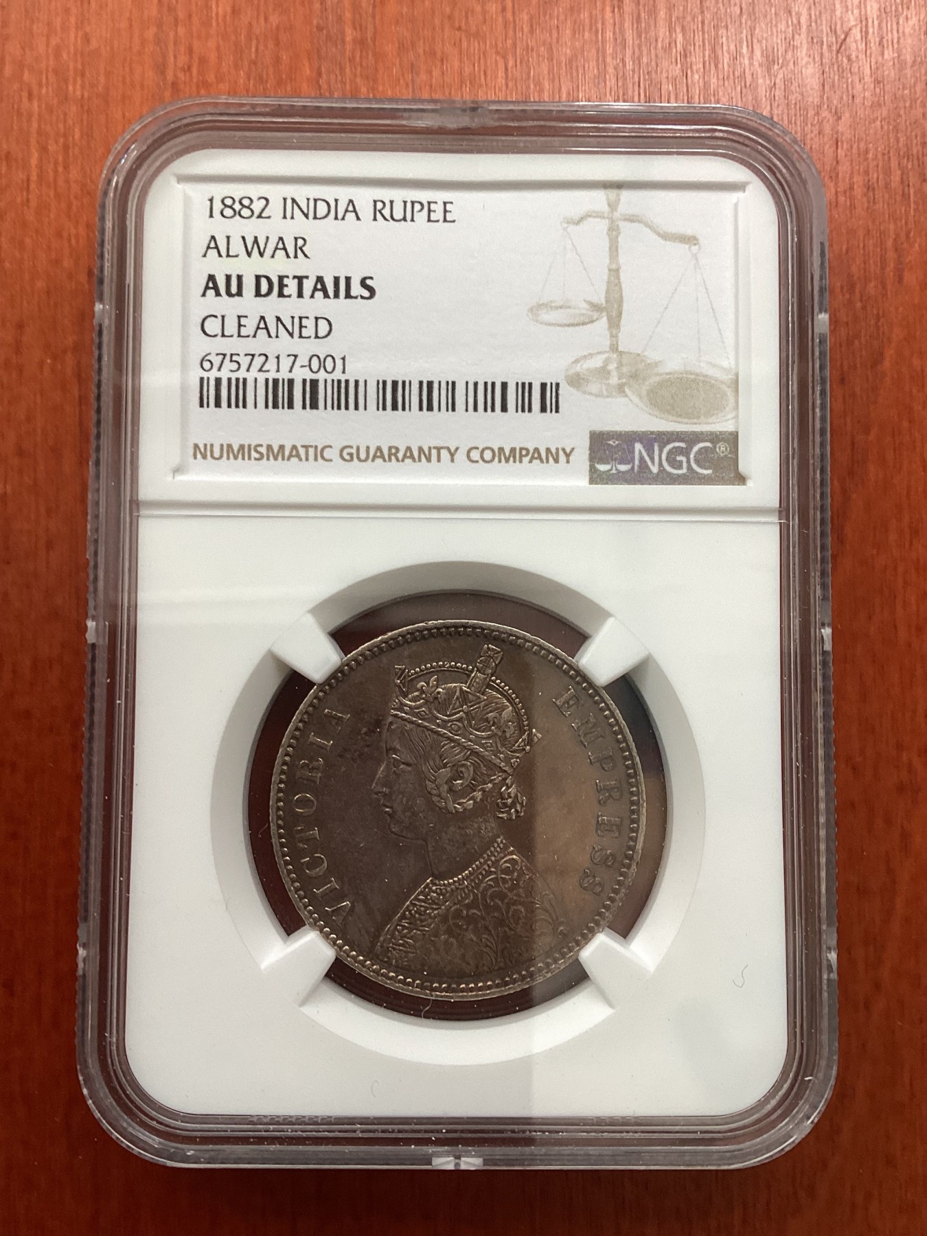 长老汇龙年精选第二场 1882 印度阿瓦尔邦维多利亚1卢比银币，NGC AUC，五彩包浆