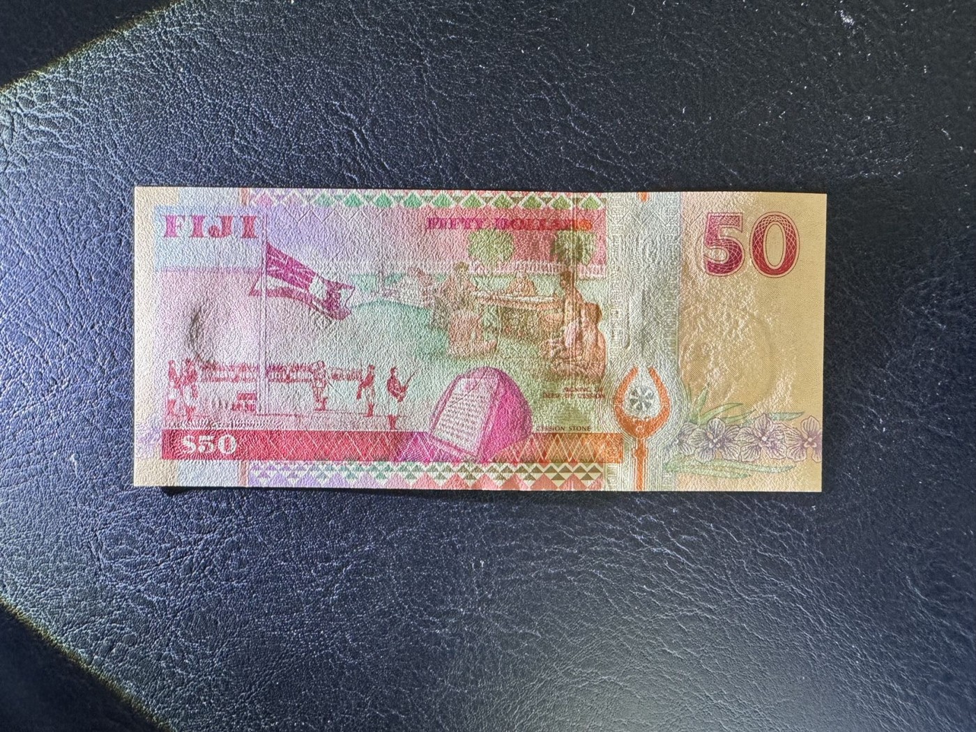收藏联盟Quantum Auction 第329期拍卖  斐济群岛1996年50元首发A冠百位号 品相全新UNC 号码无47 该版最大面值 初版用色更深