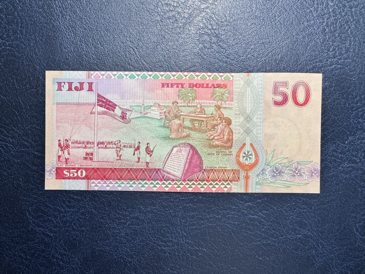 收藏联盟Quantum Auction 第329期拍卖  斐济群岛1996年50元首发A冠百位号 品相全新UNC 号码无47 该版最大面值 初版用色更深