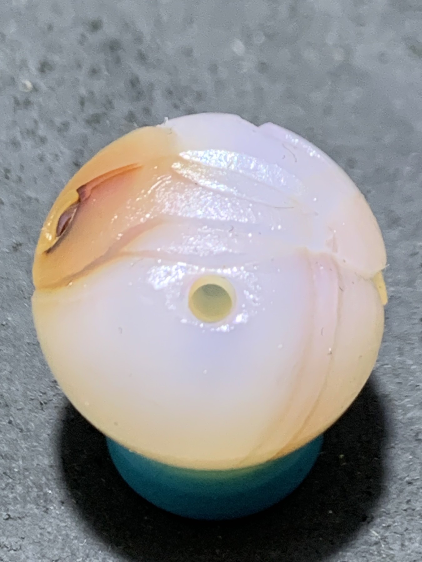 精美高玉化亚光冰粉海洋玉髓手工俏色巧雕玉兔（兔飞猛进）随形圆珠一个！