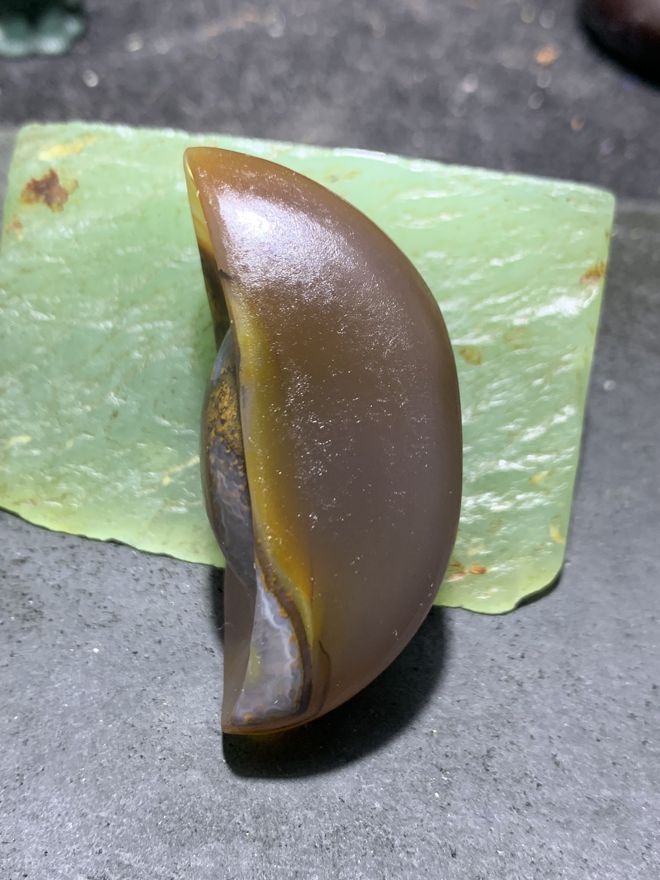 精美亚光蒙料草花纹战国红玛瑙高润度雕刻元宝吊坠（把件)一个！