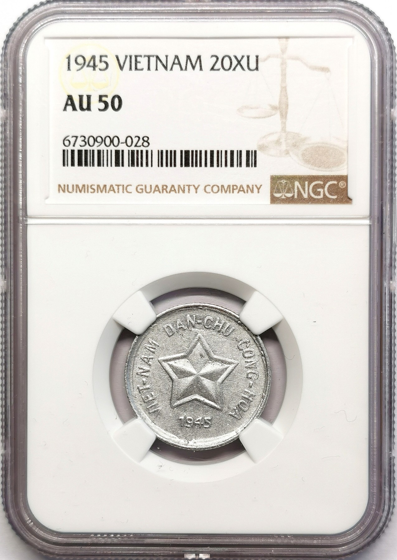 凡希社世界钱币微拍第二百六十二期 1945北越五星20XU铝币NGC-AU50 全套最稀少的面值，铝在潮湿环境中极易腐蚀，有分就已经很难得！