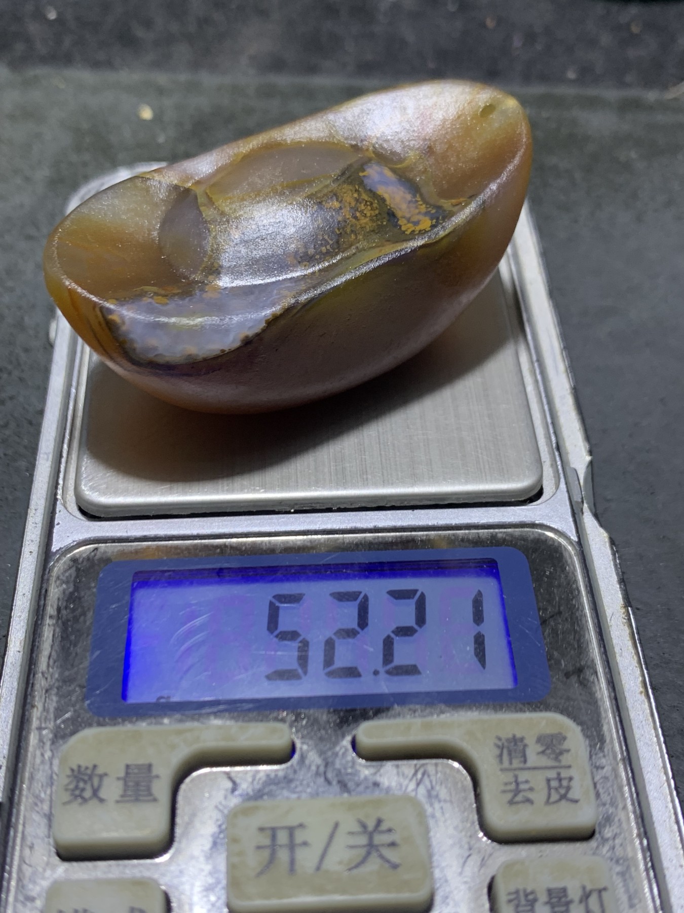 精美亚光蒙料草花纹战国红玛瑙高润度雕刻元宝吊坠（把件)一个！
