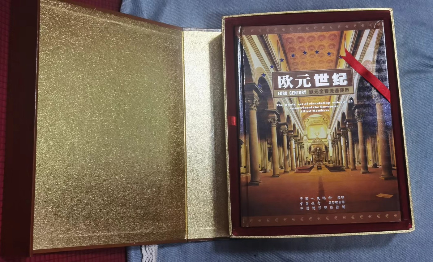欧洲原始12国欧元套币大全套豪华礼品册，奥地利，意大利，葡萄牙，德国，卢森堡，爱尔兰，希腊，芬兰，法国，比利时，荷兰，西班牙，其中前7国为2002年清版币，整体品相为全新未流通品相，币册很重包邮 欧洲原始12国欧元套币大全套豪华礼品册，奥地利，意大利，葡萄牙，德国，卢森堡，爱尔兰，希腊，芬兰，法国，比利时，荷兰，西班牙，其中前7国为2002年清版币，整体品相为全新未流通品相，币册很重包邮
