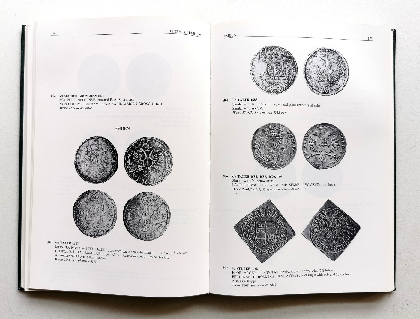 凡希社世界钱币微拍第二百六十二期 达文波特1559-1763银古尔登目录 九五品成色极佳！全书内容分两大部分，第一部分收录1559-1660年南德地区铸造的古尔登银币（60克鲁泽）；第二部分收录1660S-1763年北徳全部古尔登规格的银币--无论它们当时被标注为下列哪一种种面值（2/3taler，60Kreuzers，24Mariengroschen，16Gute groschen)