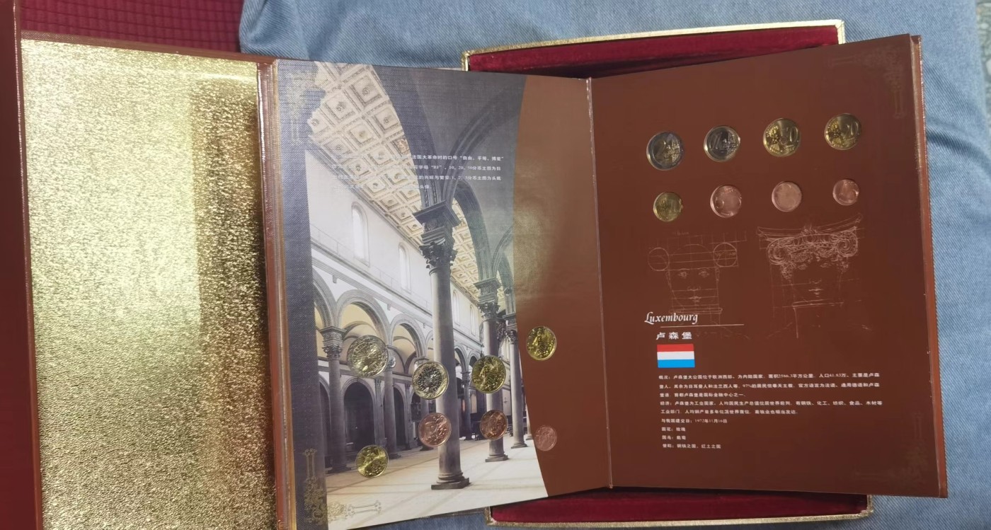 欧洲原始12国欧元套币大全套豪华礼品册，奥地利，意大利，葡萄牙，德国，卢森堡，爱尔兰，希腊，芬兰，法国，比利时，荷兰，西班牙，其中前7国为2002年清版币，整体品相为全新未流通品相，币册很重包邮 欧洲原始12国欧元套币大全套豪华礼品册，奥地利，意大利，葡萄牙，德国，卢森堡，爱尔兰，希腊，芬兰，法国，比利时，荷兰，西班牙，其中前7国为2002年清版币，整体品相为全新未流通品相，币册很重包邮