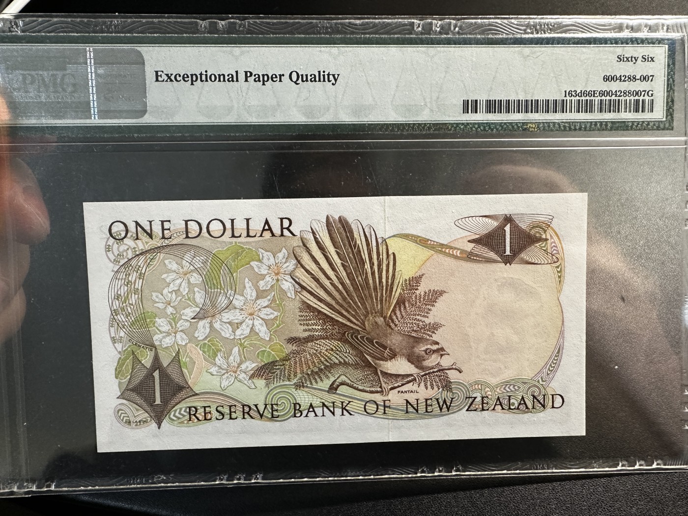 《外钞收藏家》第三百四十六期 1977-81年新西兰1刀 PMG66