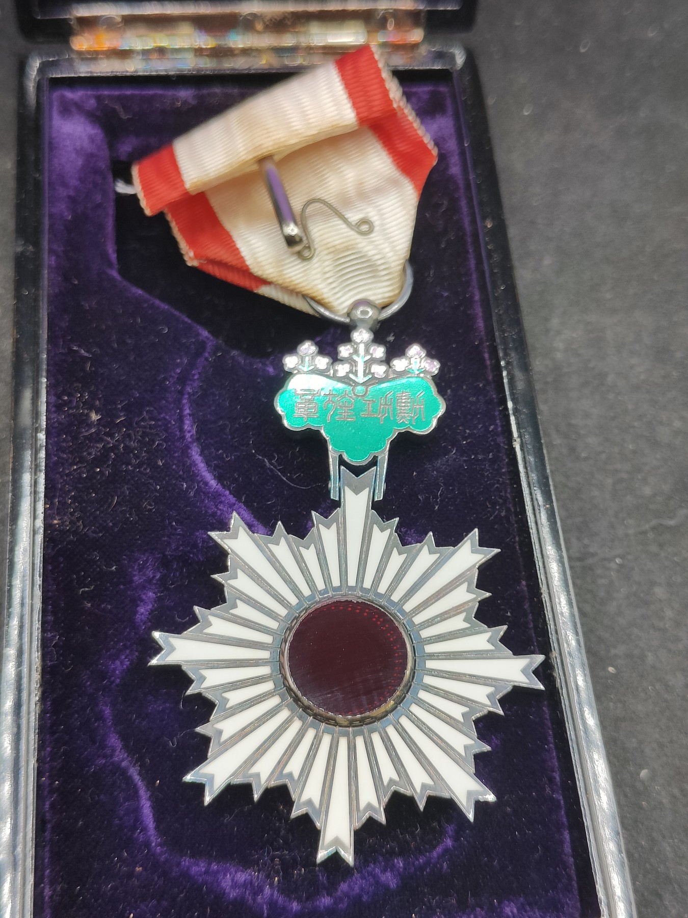 全场0元起拍 第138期 咸鱼国勋章拍卖专场 3月13日（周三）下午6：00开始 美品日本六等旭日章银制带盒