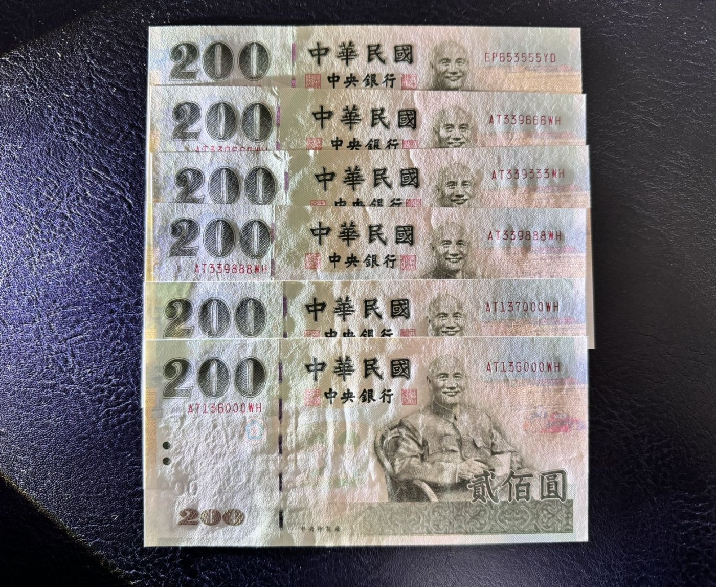 收藏联盟Quantum Auction 第329期拍卖  台湾中央银行2001年200元豹子号6张 品相UNC 其中两张带标签  部分有轻微机器点钞机痕 细节如图 