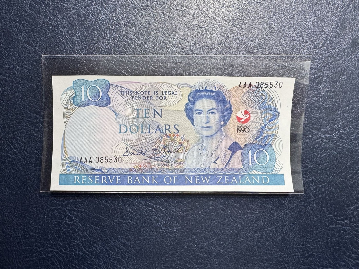 收藏联盟Quantum Auction 第329期拍卖  新西兰1990年10元纪念钞首发AAA冠 品相UNC 细节如图 自然弯曲
