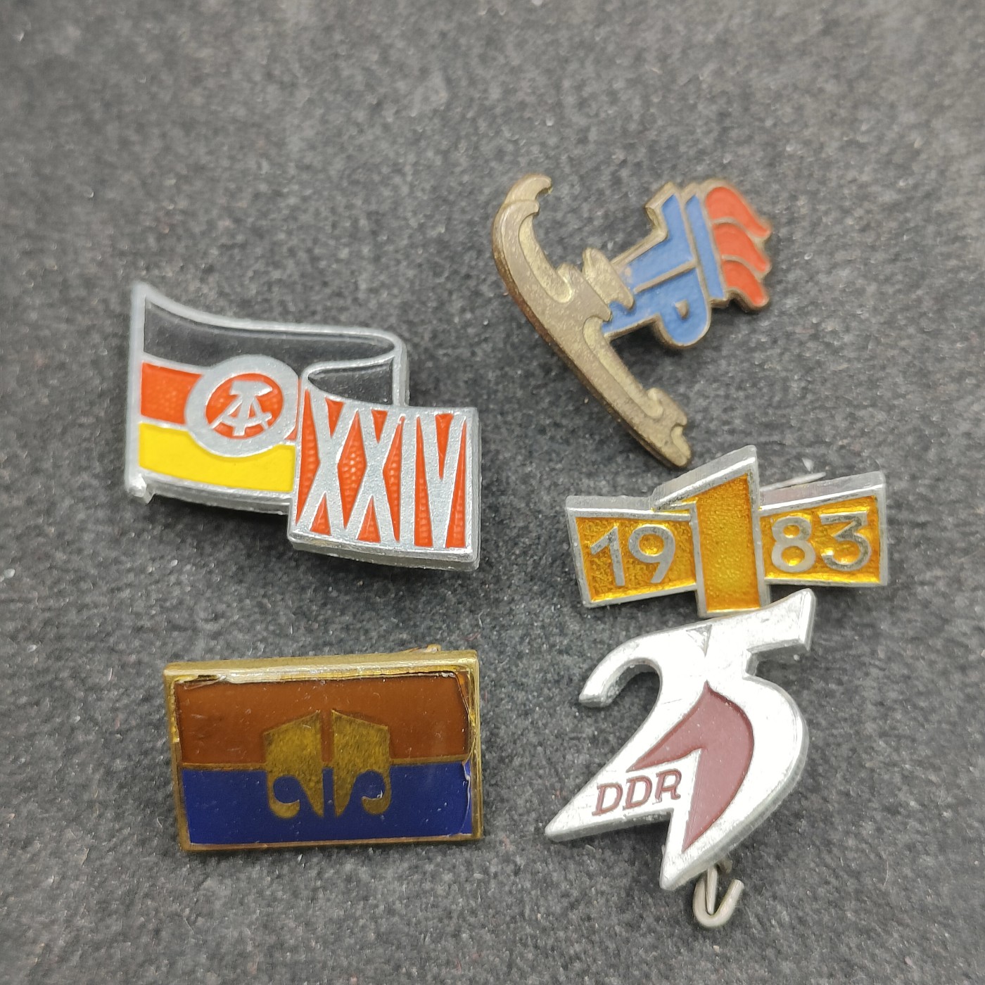 全场0元起拍 第138期 咸鱼国勋章拍卖专场 3月13日（周三）下午6：00开始 东德徽章一组