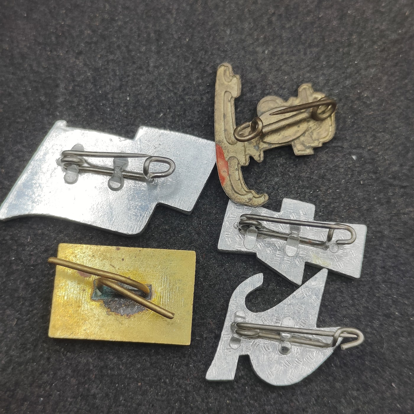 全场0元起拍 第138期 咸鱼国勋章拍卖专场 3月13日（周三）下午6：00开始 东德徽章一组