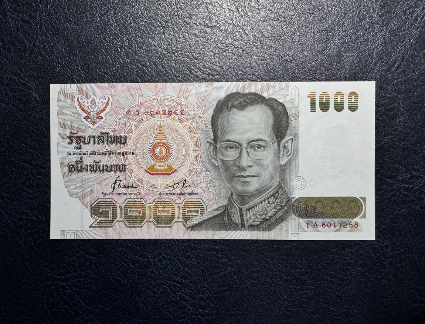 收藏联盟Quantum Auction 第329期拍卖  泰国1992年1000泰铢首发1A冠 品相UNC 边缘有瑕疵 细节如图