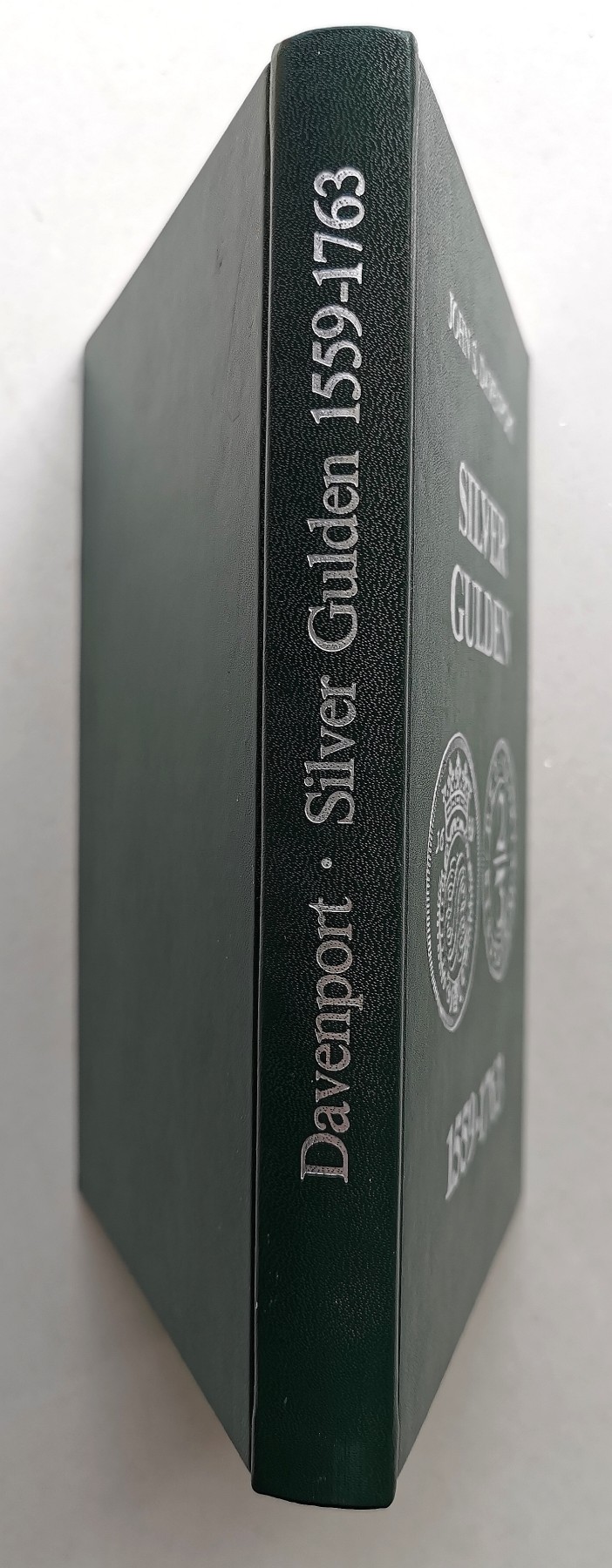 凡希社世界钱币微拍第二百六十二期 达文波特1559-1763银古尔登目录 九五品成色极佳！全书内容分两大部分，第一部分收录1559-1660年南德地区铸造的古尔登银币（60克鲁泽）；第二部分收录1660S-1763年北徳全部古尔登规格的银币--无论它们当时被标注为下列哪一种种面值（2/3taler，60Kreuzers，24Mariengroschen，16Gute groschen)