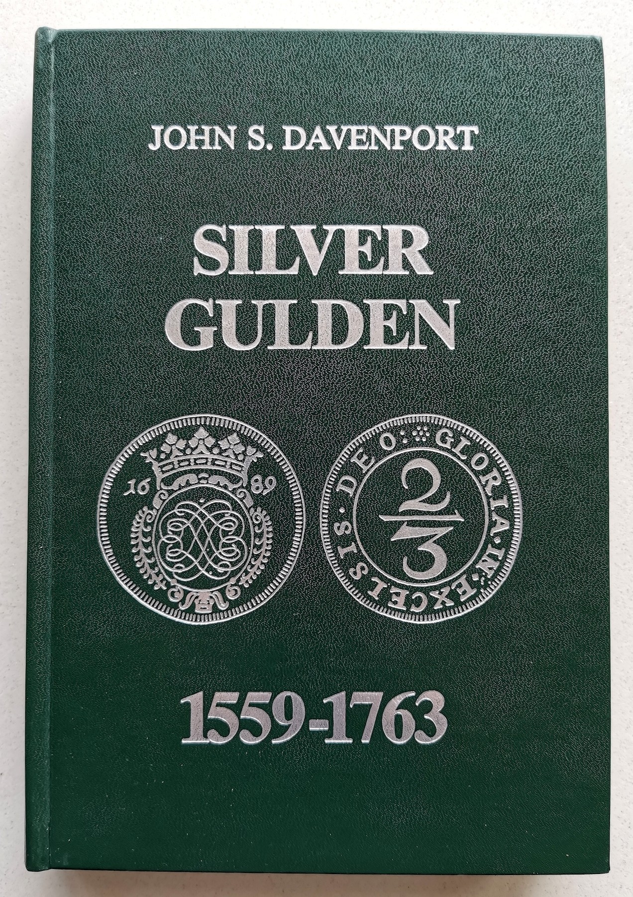 凡希社世界钱币微拍第二百六十二期 达文波特1559-1763银古尔登目录 九五品成色极佳！全书内容分两大部分，第一部分收录1559-1660年南德地区铸造的古尔登银币（60克鲁泽）；第二部分收录1660S-1763年北徳全部古尔登规格的银币--无论它们当时被标注为下列哪一种种面值（2/3taler，60Kreuzers，24Mariengroschen，16Gute groschen)