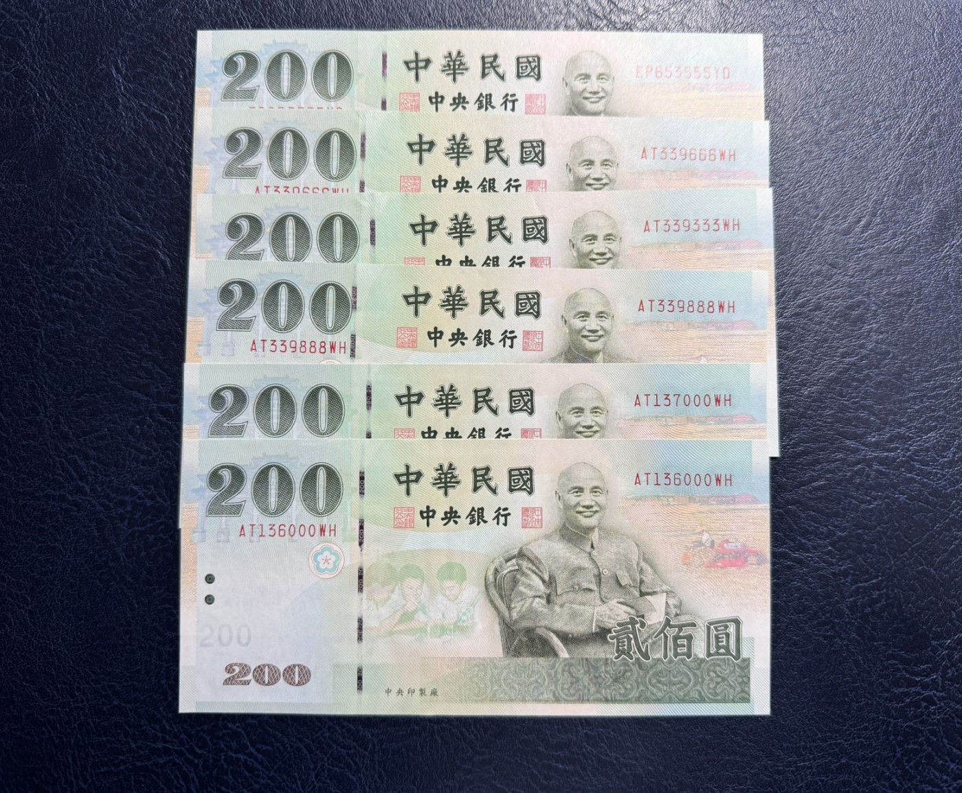 收藏联盟Quantum Auction 第329期拍卖  台湾中央银行2001年200元豹子号6张 品相UNC 其中两张带标签  部分有轻微机器点钞机痕 细节如图 