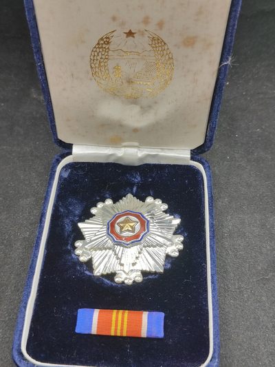 全场0元起拍 第138期 咸鱼国勋章拍卖专场 3月13日（周三）下午6：00开始 - 朝总联版烫金国徽盒三级国旗勋章带略