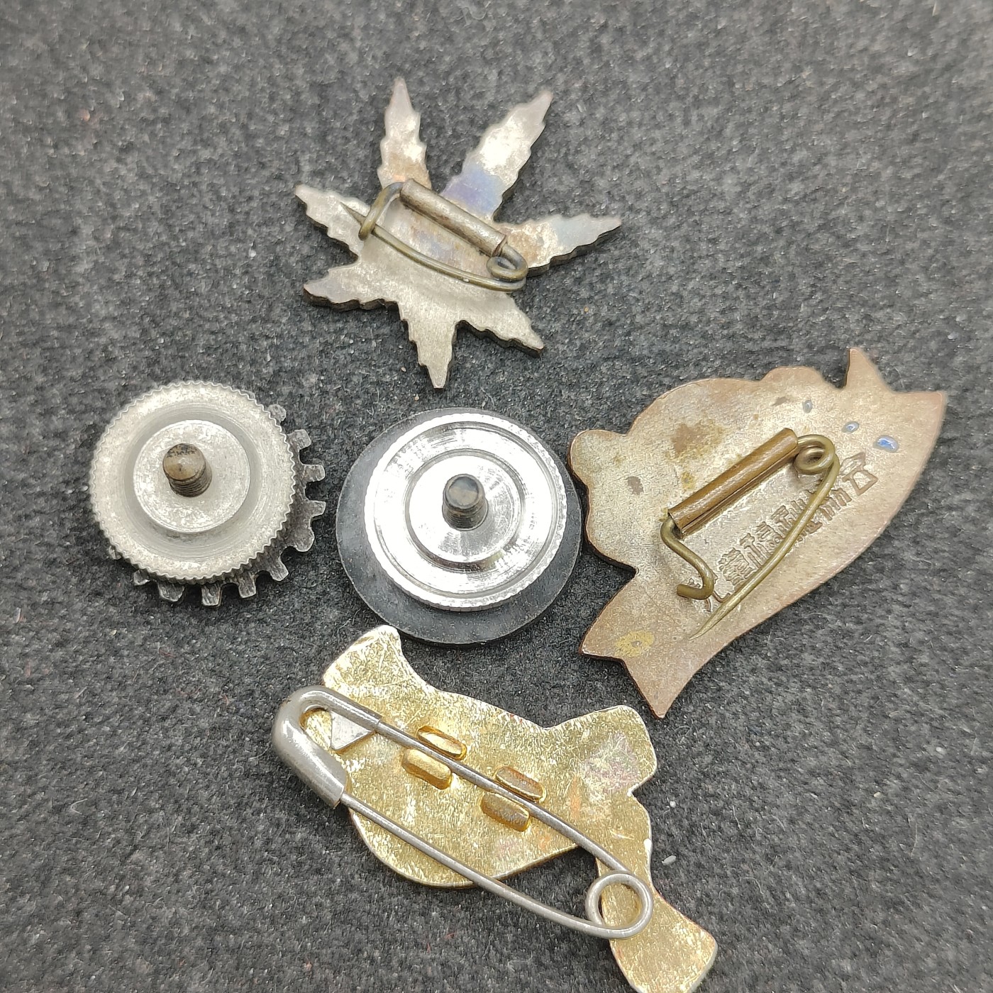 全场0元起拍 第138期 咸鱼国勋章拍卖专场 3月13日（周三）下午6：00开始 日本徽章一组