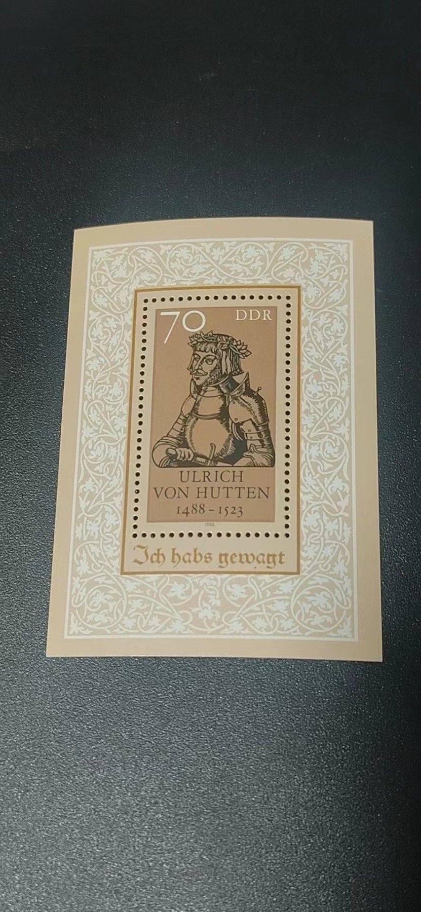 德国邮票，全场小版票  、小全张 德国邮票小型张一张，1988年发行，民主德国东德  帝国骑士.人文主义者胡腾诞生500周年小型张，品相如图