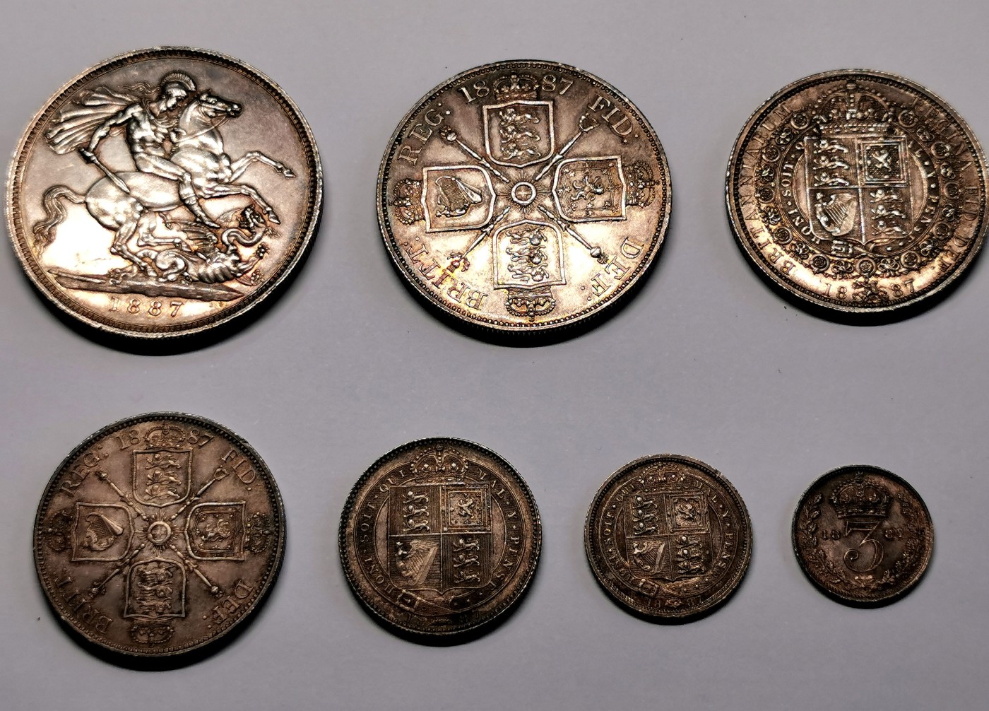 凡希社世界钱币微拍第二百六十二期 1887英国老维高冠加冕纪念流通版七枚套AU-UNC附皮质绒盒！