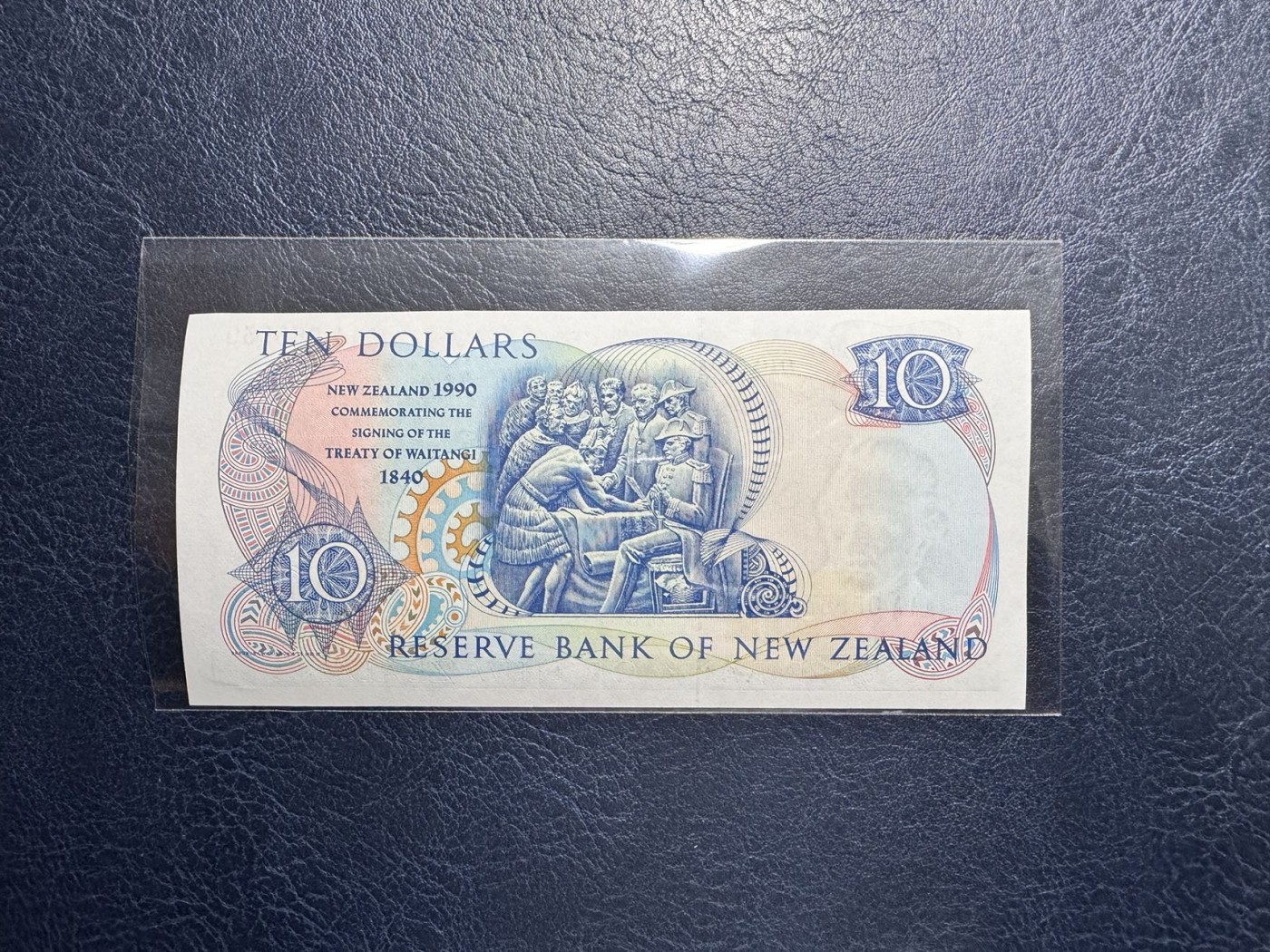 收藏联盟Quantum Auction 第329期拍卖  新西兰1990年10元纪念钞首发AAA冠 品相UNC 细节如图 自然弯曲