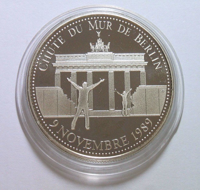 德国1989年11月9日 拆除柏林墙高浮雕精制大镀银章 40MM