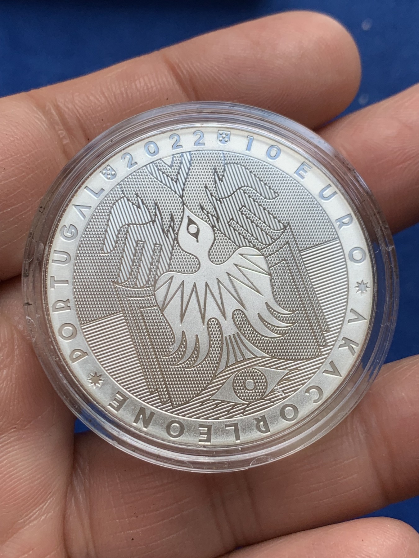 《竞宝斋》第245场-周日，周一 ，周二3场连拍 (全场包邮) 葡萄牙2022年发行-城市当代艺术系列“阿卡柯里昂”彩银纪念币-10欧精制币（限量4000枚，带树脂底盘展架，市价800元） 礼盒装含证书 27.2克 40mm 925银