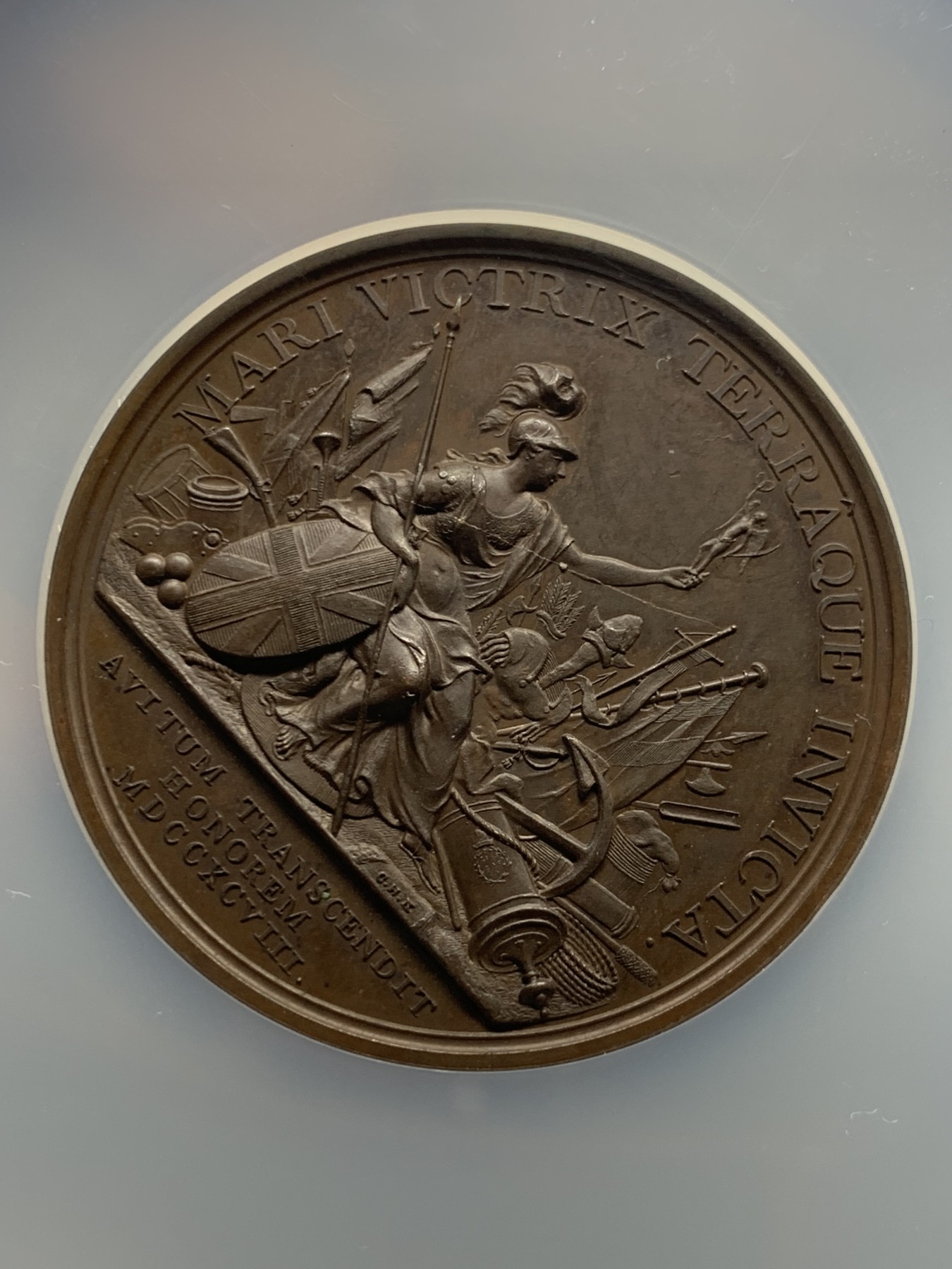 《竞宝斋》第245场-周日，周一 ，周二3场连拍 (全场包邮) NGC MS64BN 1798年英国乔治三世胜利纪念铜章 纪念该年英国取得大小战役的胜利，大车轮和英格兰银行一元的雕刻师Kuchler操刀，高浮雕的设计空间使其的才能展现得淋漓尽致。精美的戎装像栩栩如生，背面的布列塔尼繁复而不凌乱。最高分，原状态巧克力，底板有些许镜面感