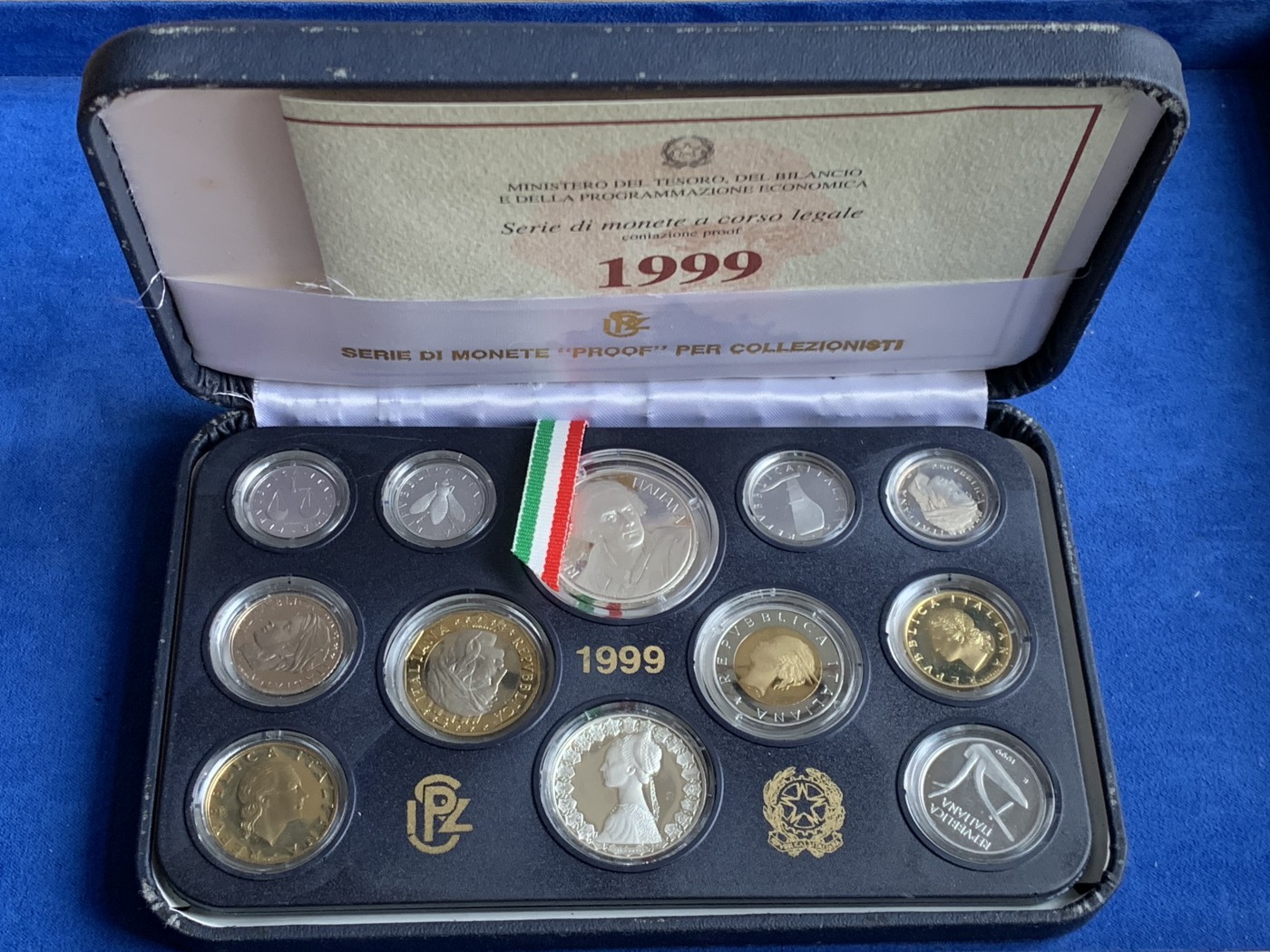 《竞宝斋》第245场-周日，周一 ，周二3场连拍 (全场包邮) 意大利1999年精制套币，阿尔菲耶里纪念，200里拉、500里拉都是独年设计，盒证全