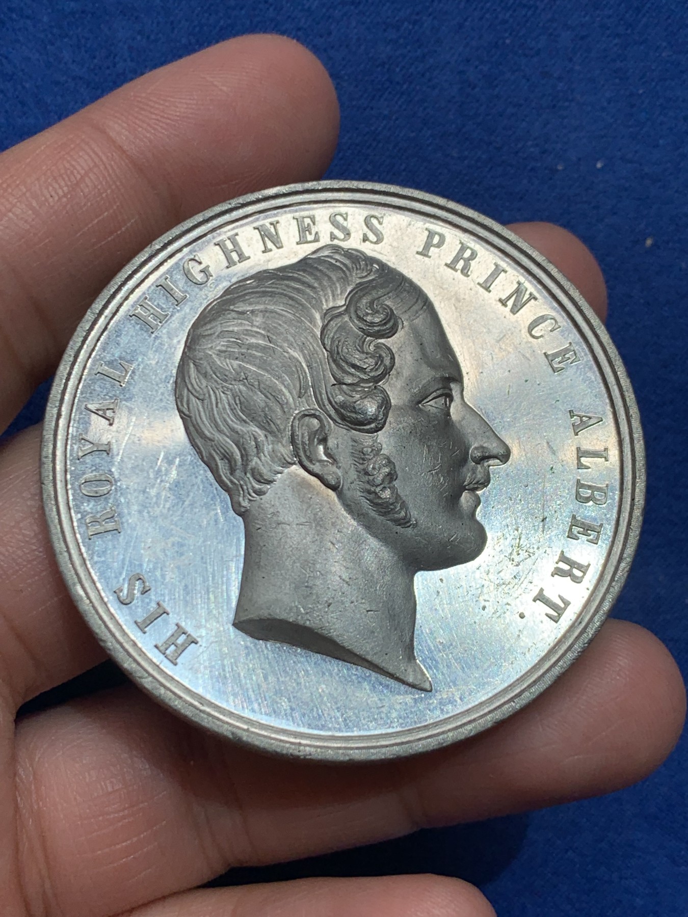 《竞宝斋》第245场-周日，周一 ，周二3场连拍 (全场包邮) 英国1851年世博会大号纪念章 白金属材质 高点非常好的一枚 53.2mm 44.4克