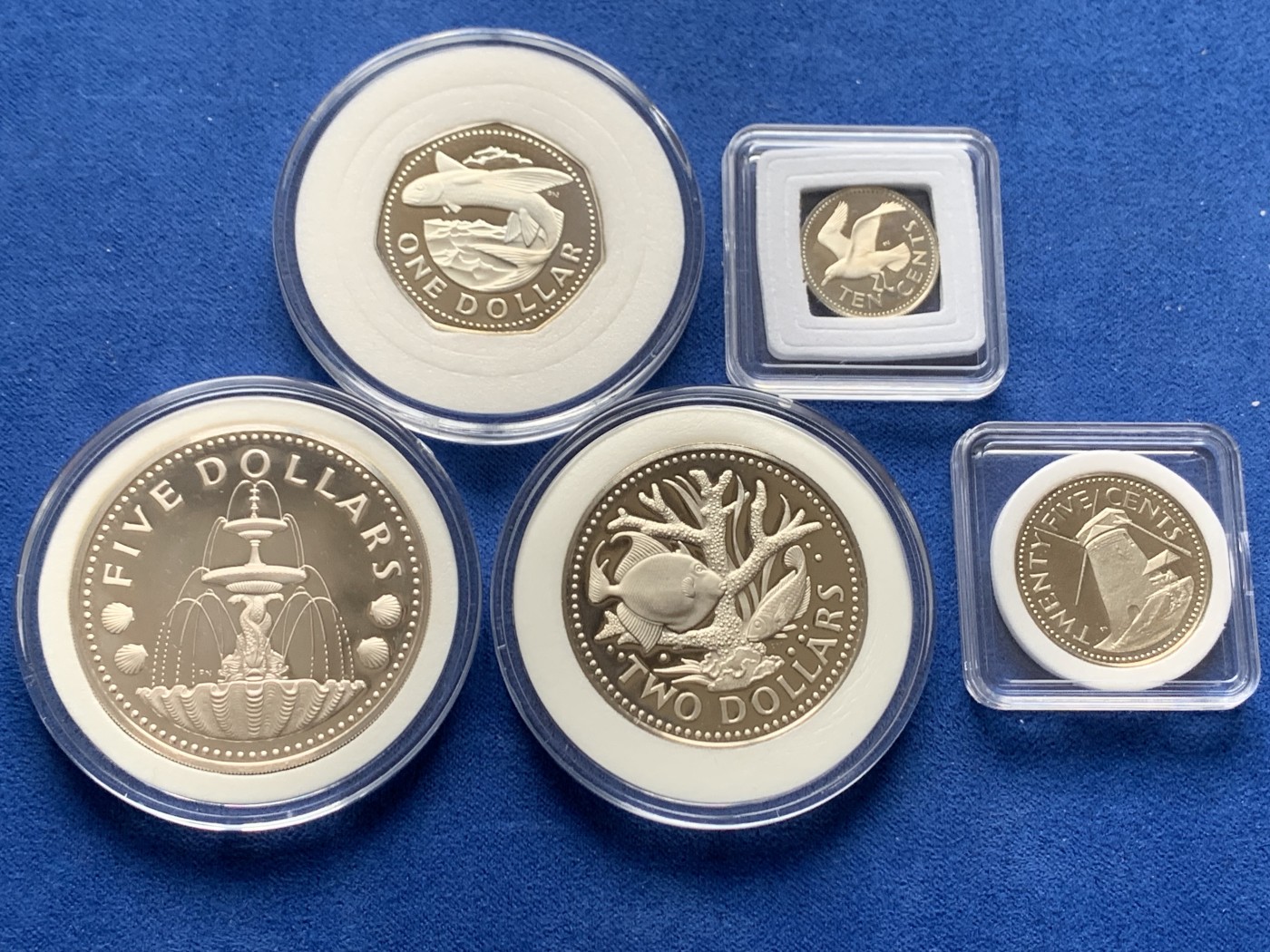 《竞宝斋》第245场-周日，周一 ，周二3场连拍 (全场包邮) 5枚一组 巴巴多斯1979年精制套币（喷泉为1盎司精制银币，其余为合金币，1979年的发行量为历年最少4126枚） 38mm 999银