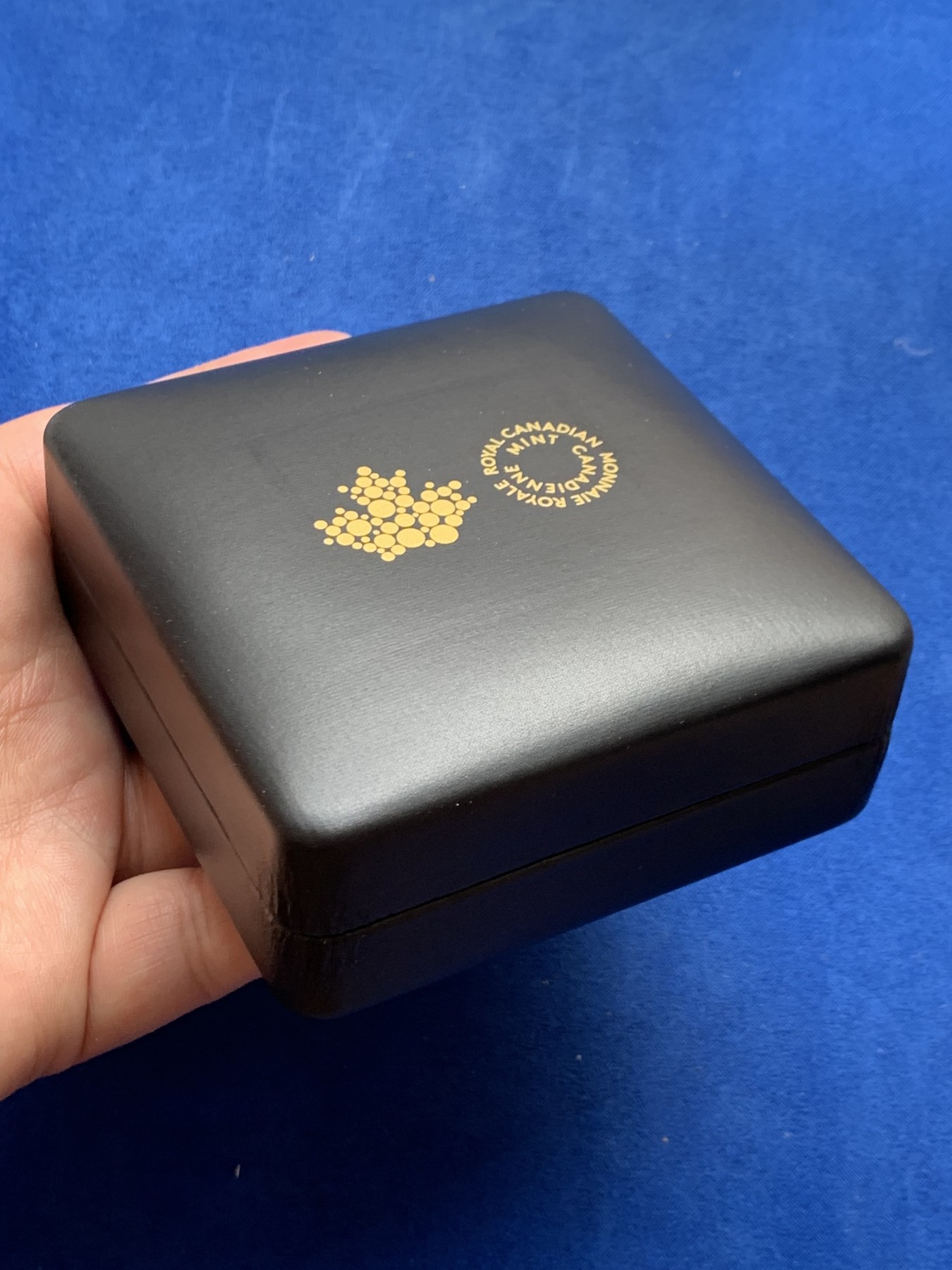 《竞宝斋》第245场-周日，周一 ，周二3场连拍 (全场包邮) 加拿大2021年发行野生动物系列-北美野牛精制银币-25加元（超高浮雕作品，限量5000枚） 礼盒装带证书 36mm 1盎司 9999银