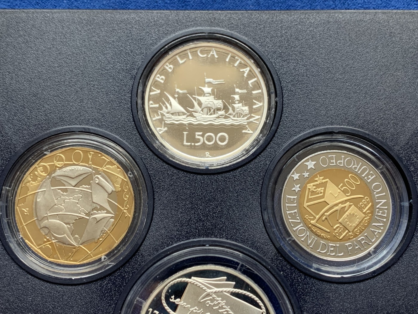 《竞宝斋》第245场-周日，周一 ，周二3场连拍 (全场包邮) 意大利1999年精制套币，阿尔菲耶里纪念，200里拉、500里拉都是独年设计，盒证全