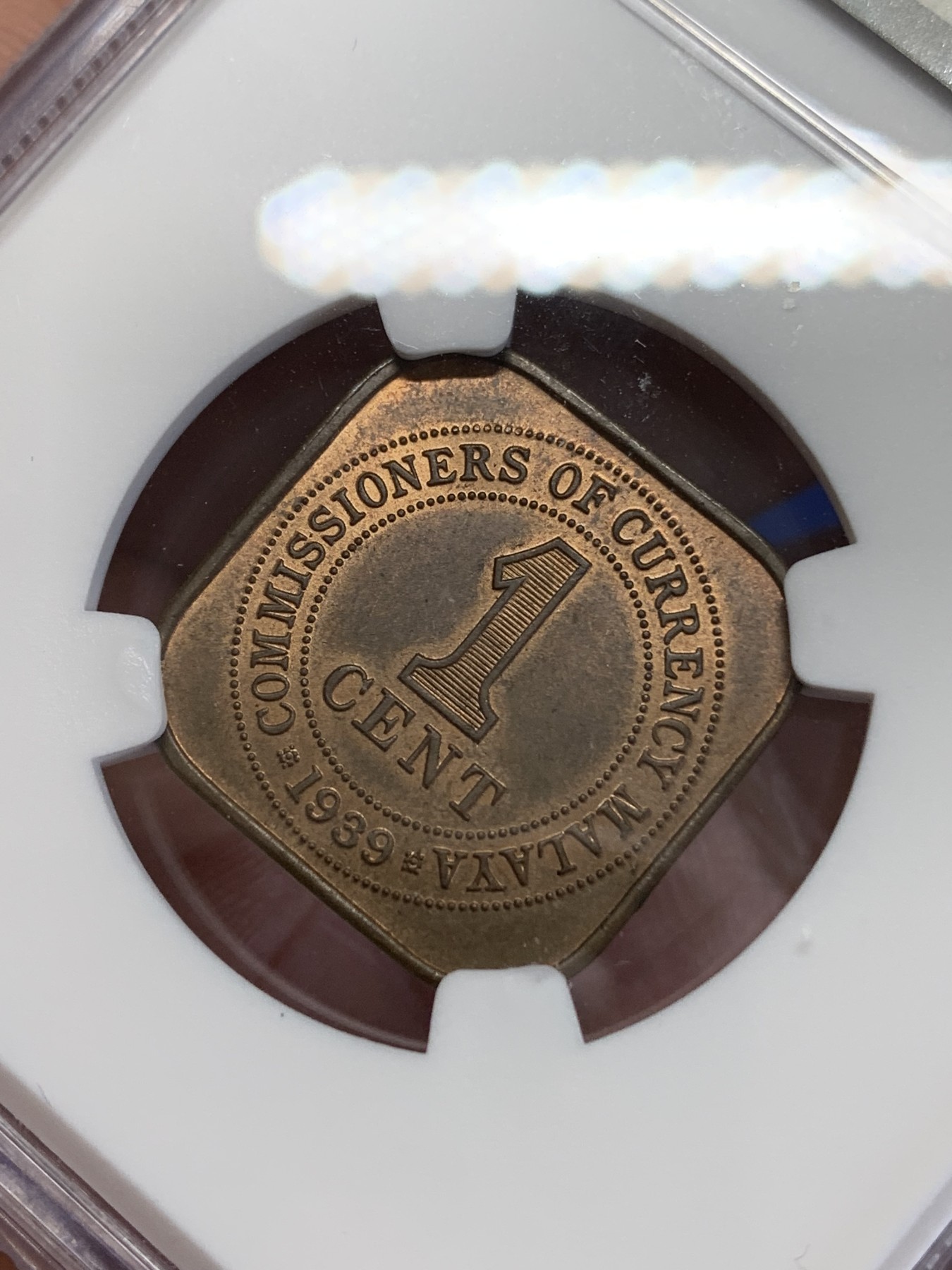 《竞宝斋》第245场-周日，周一 ，周二3场连拍 (全场包邮) NGC-MS63BN 1939年马来亚乔治六世1分方形铜币，早期大版，不是常见的后期小版。红铜光犹存，更高分仅4枚。