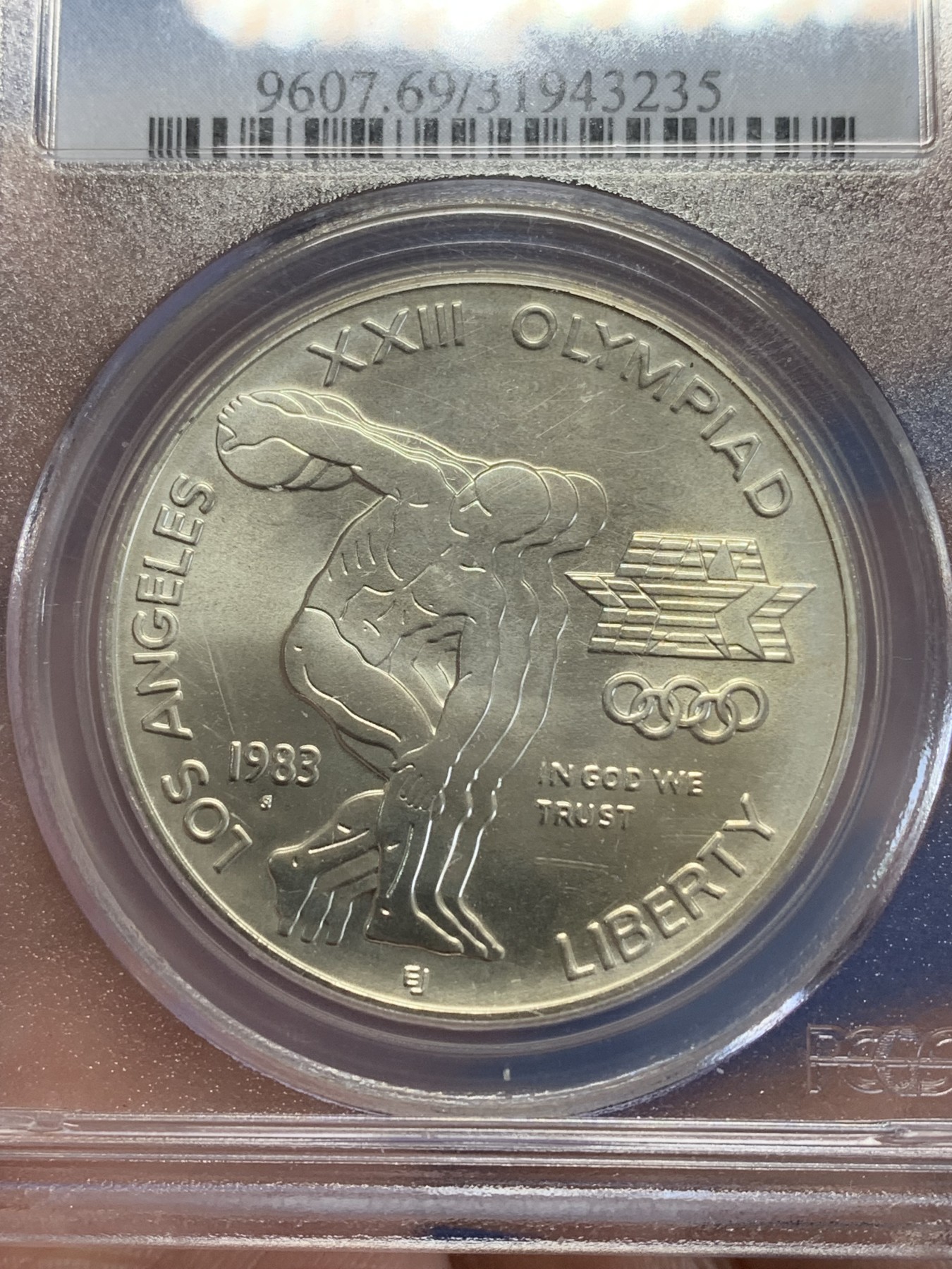 《竞宝斋》第245场-周日，周一 ，周二3场连拍 (全场包邮) PCGS-MS69 美国1983年S版洛杉矶奥运会掷铁饼/雄鹰1美元纪念银币，磨砂普制版，状态极佳，PC早期老盒严评无官网图，更高评级数量才67枚。