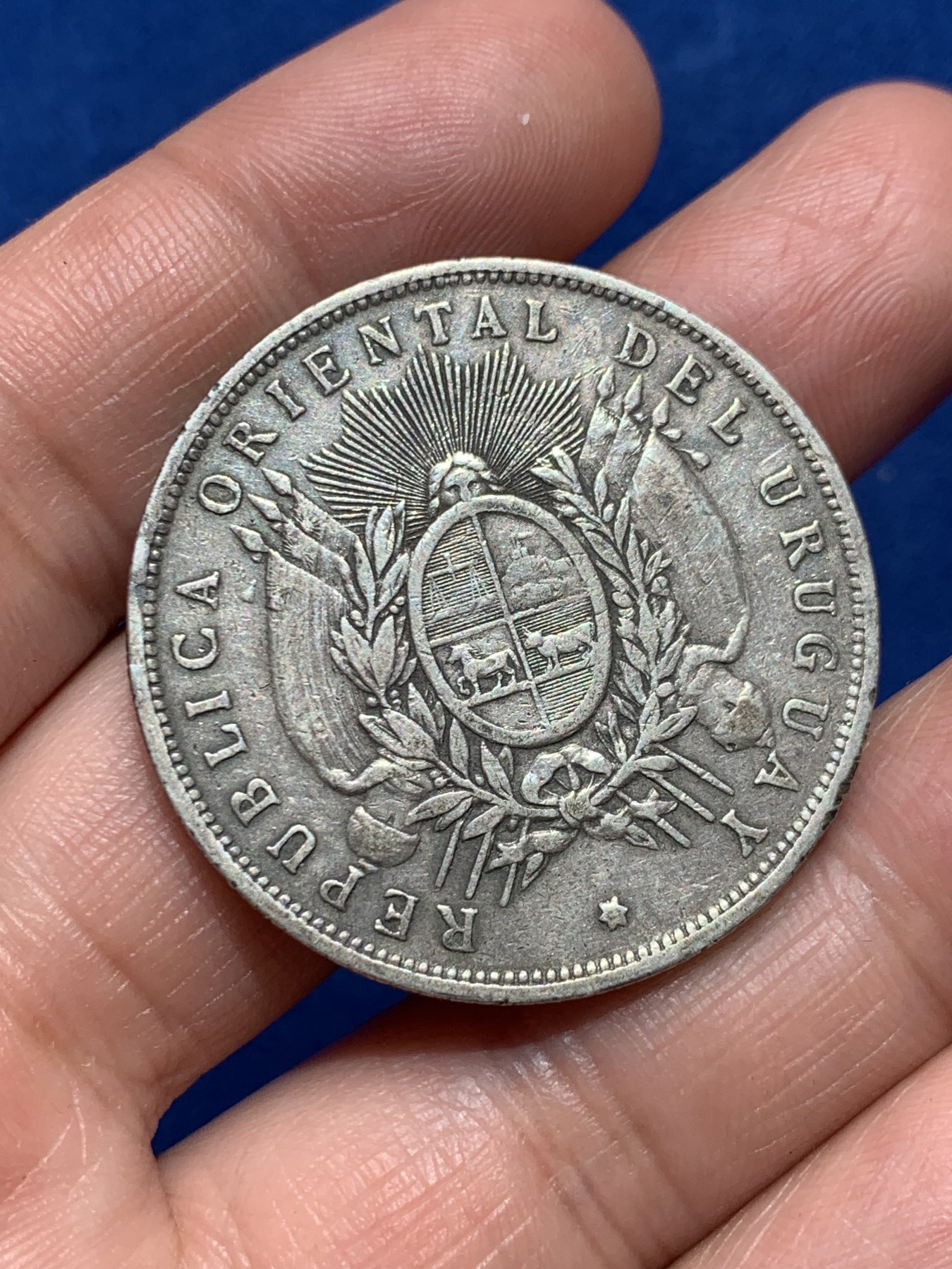 《竞宝斋》第245场-周日，周一 ，周二3场连拍 (全场包邮) 乌拉圭 1895年 1比索 大银币 南美热门品种 早期年份 细节见图