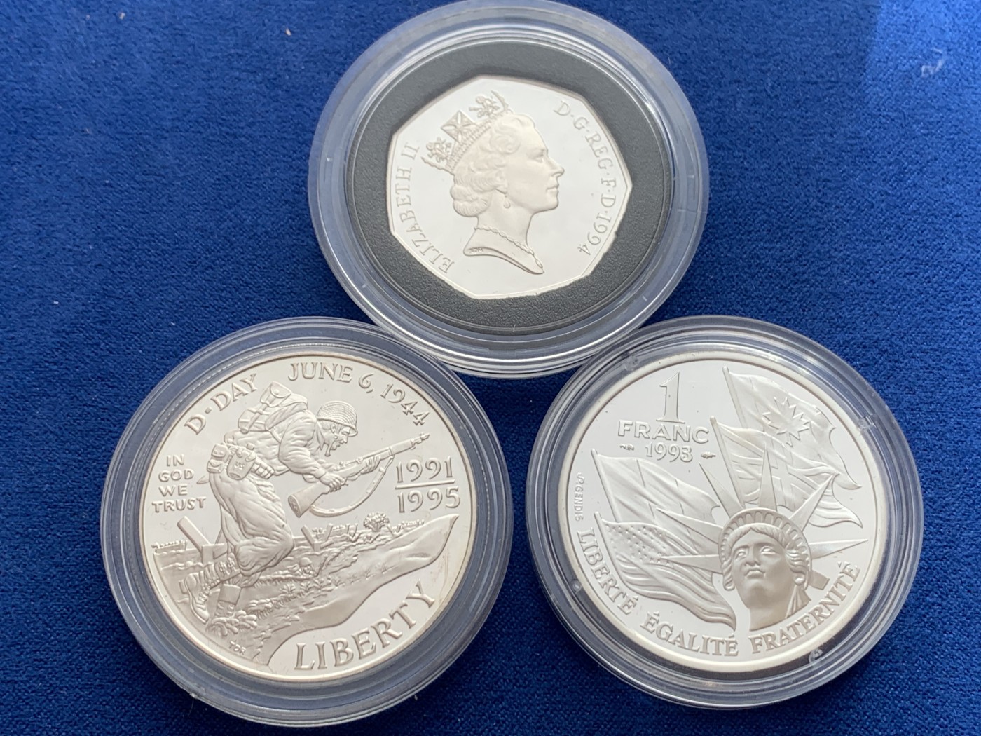 《竞宝斋》第245场-周日，周一 ，周二3场连拍 (全场包邮) 英法美诺曼底登陆D-DAY50周年纪念套币精制银币（3枚）克劳斯获奖1996年最佳银币、最受欢迎、最佳时事（英），最佳历史（法） 礼盒装含证书 900银 62.43克