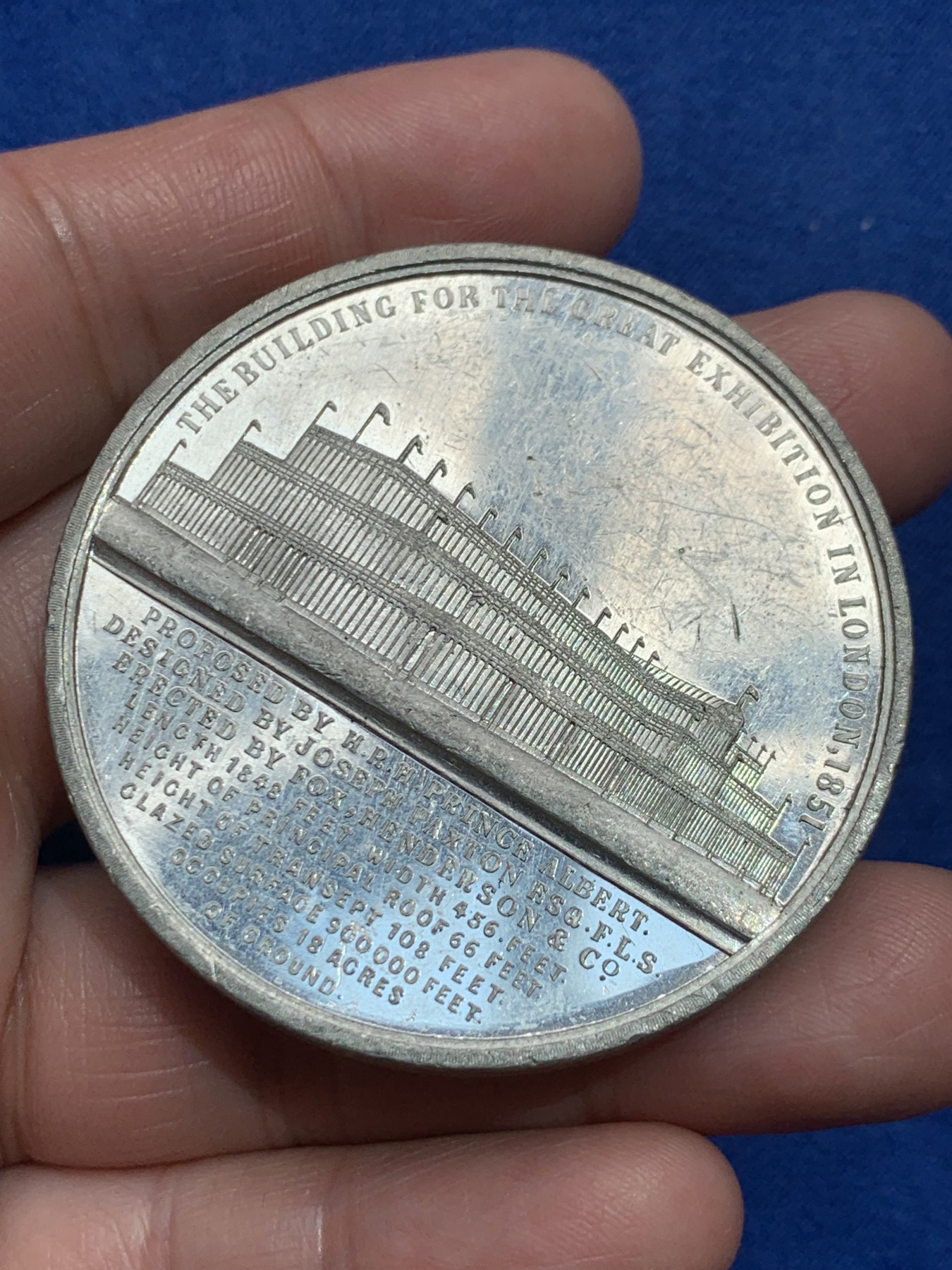 《竞宝斋》第245场-周日，周一 ，周二3场连拍 (全场包邮) 英国1851年世博会大号纪念章 白金属材质 高点非常好的一枚 53.2mm 44.4克