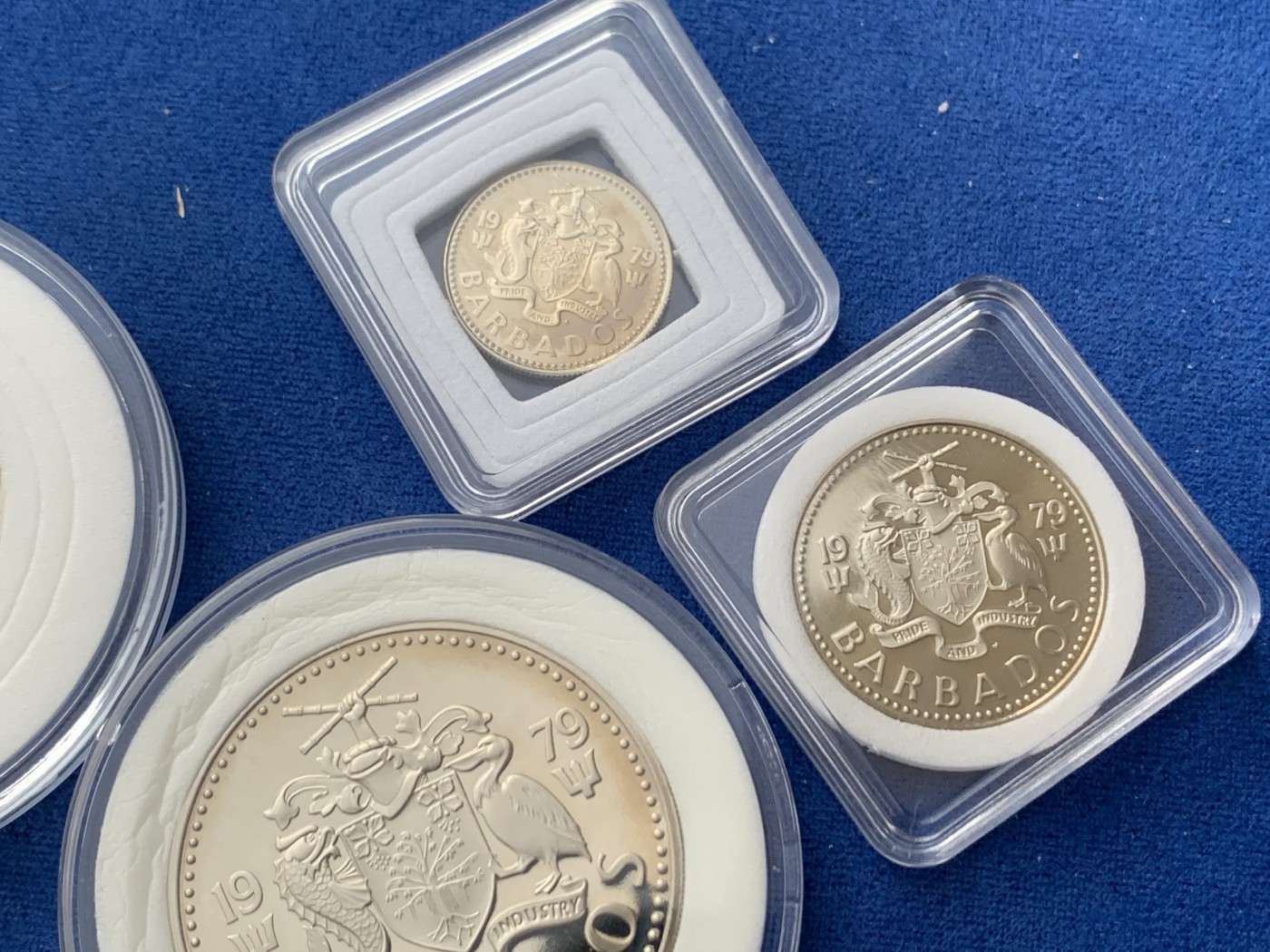 《竞宝斋》第245场-周日，周一 ，周二3场连拍 (全场包邮) 5枚一组 巴巴多斯1979年精制套币（喷泉为1盎司精制银币，其余为合金币，1979年的发行量为历年最少4126枚） 38mm 999银