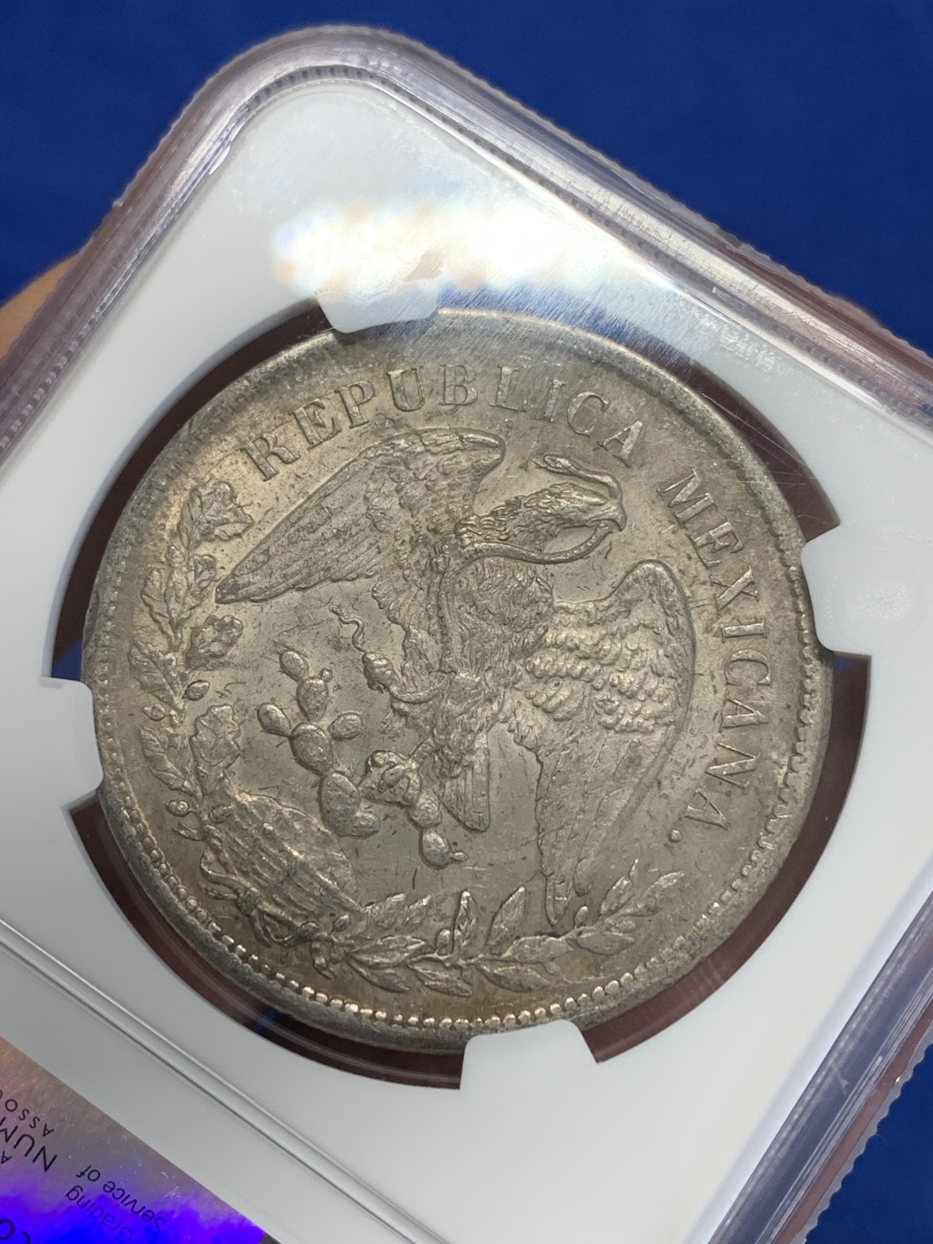 《竞宝斋》第245场-周日，周一 ，周二3场连拍 (全场包邮) NGC-AUD 墨西哥1898年ZS FZ直边鹰洋1比索银币，原汁原味老包浆，包浆醇厚，打制精美，状态极佳，经典潜力品种。