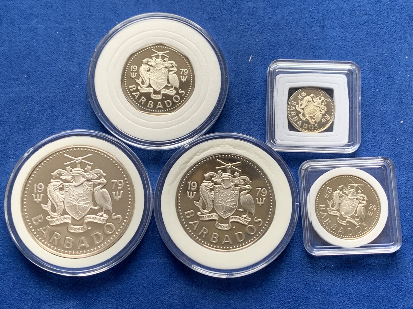 《竞宝斋》第245场-周日，周一 ，周二3场连拍 (全场包邮) 5枚一组 巴巴多斯1979年精制套币（喷泉为1盎司精制银币，其余为合金币，1979年的发行量为历年最少4126枚） 38mm 999银
