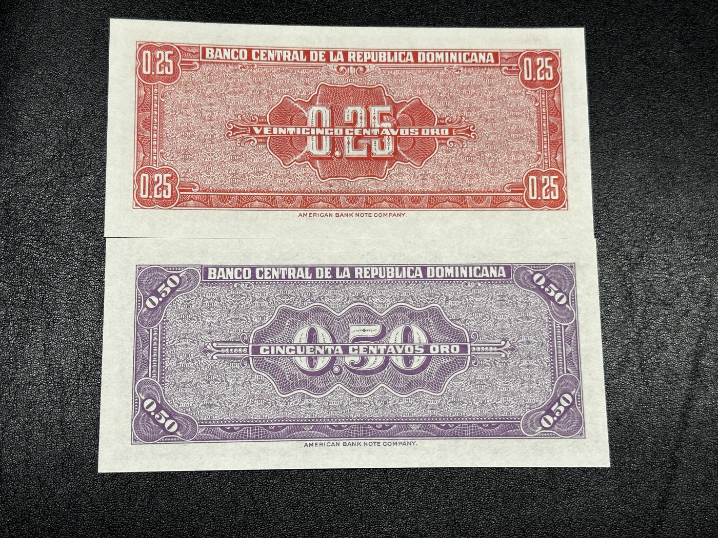 《外钞收藏家》第三百四十七期 美洲纸币专场（荷属安的列斯、福克兰群岛、阿鲁巴、墨西哥等） 多米尼加共和国1961年发行25/50，套币2枚（P87/89） 全新 25的边上有个黄点