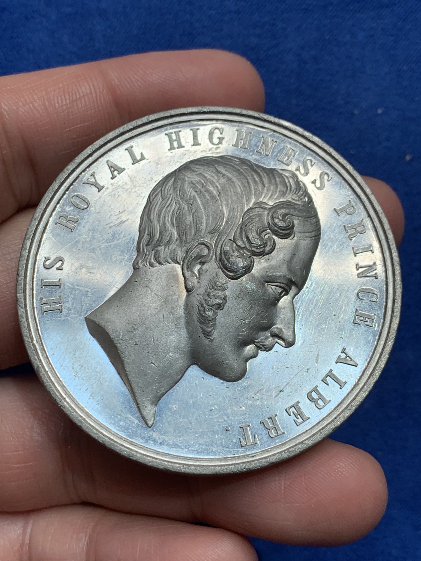 《竞宝斋》第245场-周日，周一 ，周二3场连拍 (全场包邮) 英国1851年世博会大号纪念章 白金属材质 高点非常好的一枚 53.2mm 44.4克