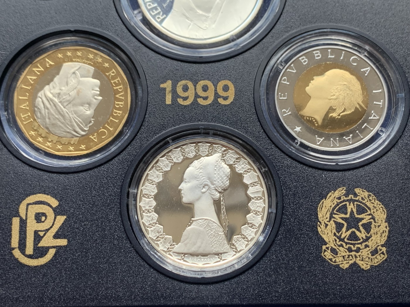 《竞宝斋》第245场-周日，周一 ，周二3场连拍 (全场包邮) 意大利1999年精制套币，阿尔菲耶里纪念，200里拉、500里拉都是独年设计，盒证全
