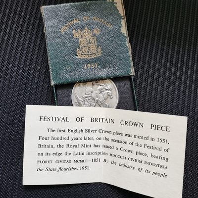 道一币馆币章第四十二场 - 派大星与蟹老板鸽子的 原盒证英国1951年马剑克朗型镍币