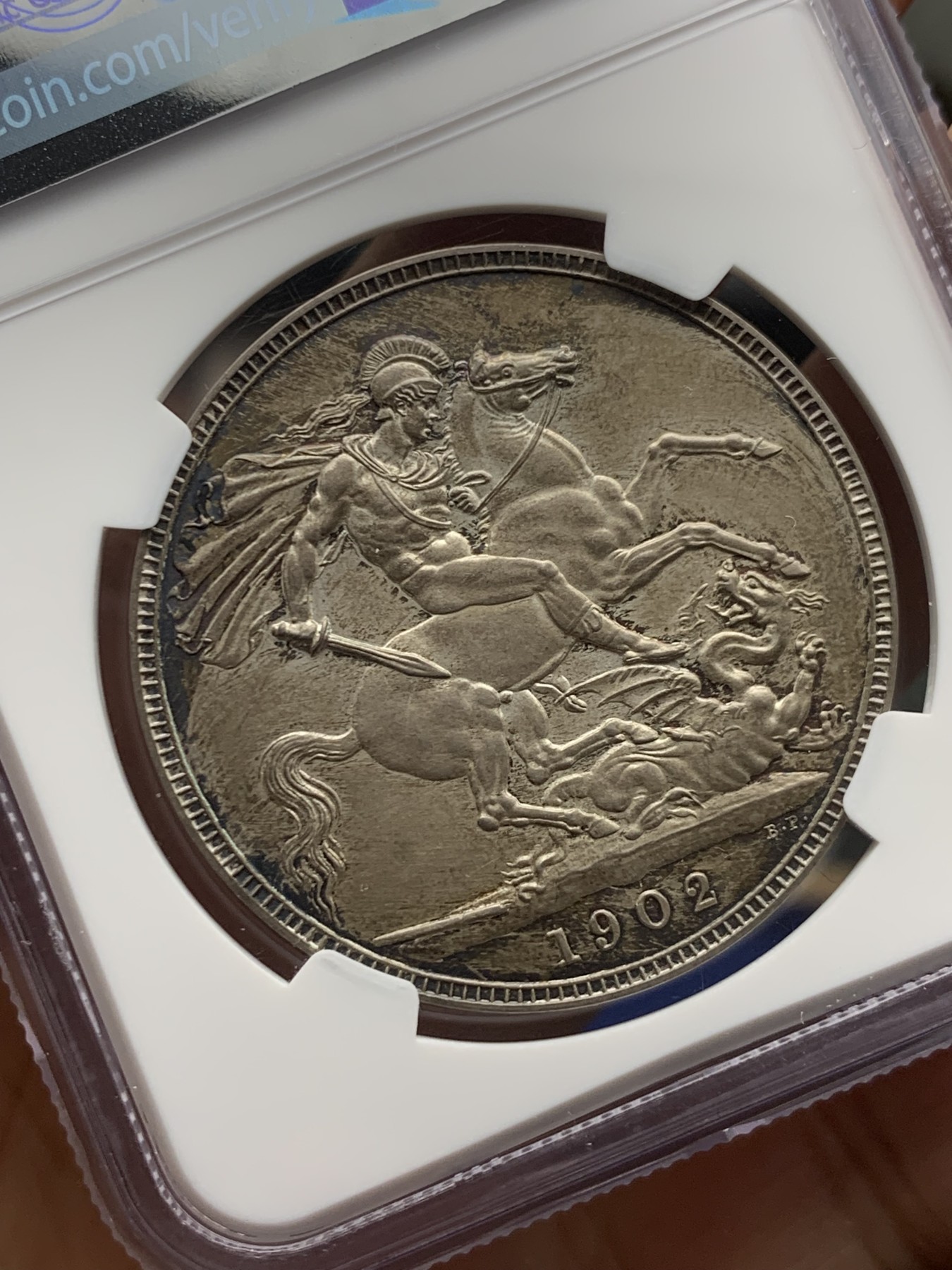 《竞宝斋》第245场-周日，周一 ，周二3场连拍 (全场包邮) NGC-PF65 英国1902年爱七精制马剑克朗 百年英伦木炭包浆 最高也就66分了 顶级到头品相